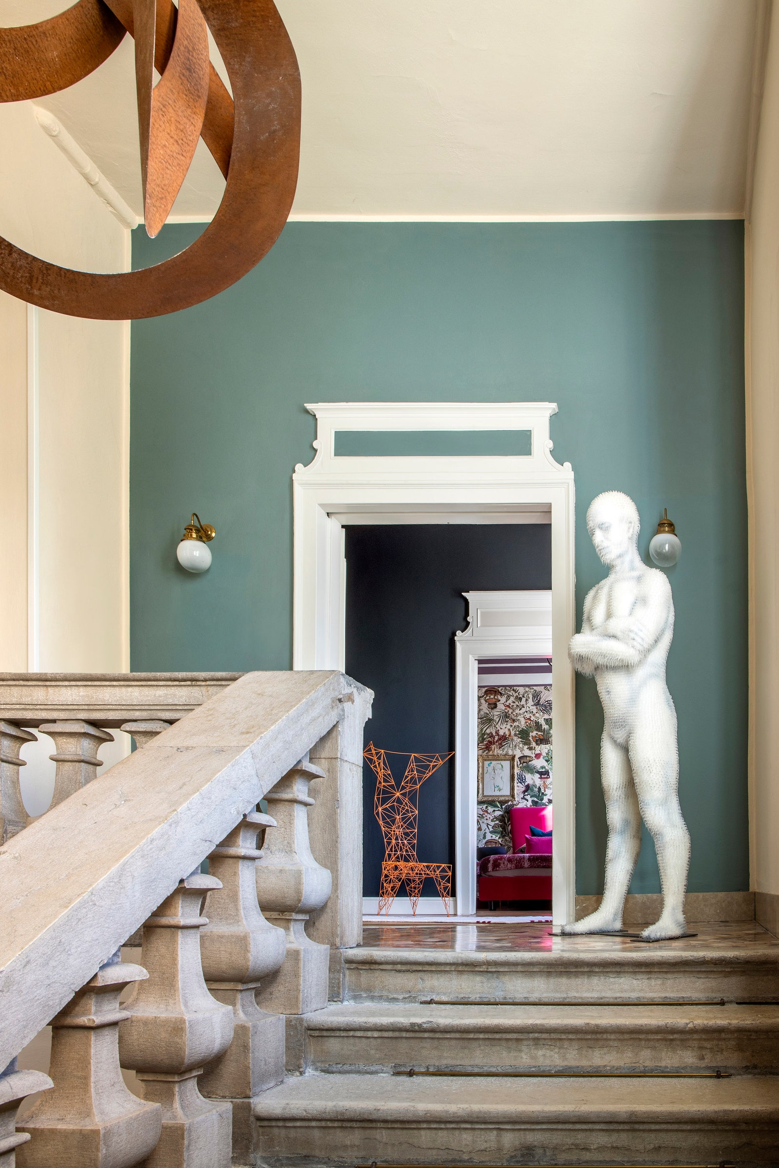 Заказчики Джорджо Барони — коллекционеры и живут в палаццо XVIII века постройки. На лестничной площадке стоит скульптура...