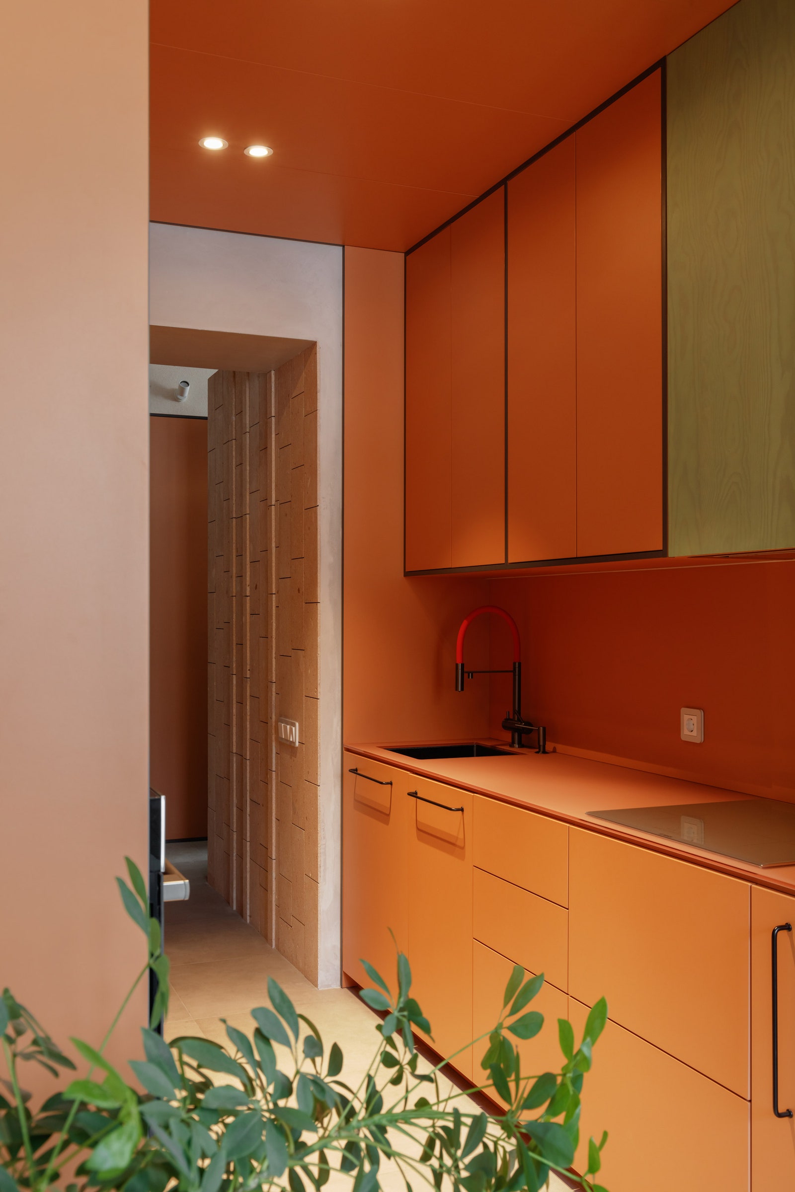 Проходная кухнякамбуз с антресолью является частью мебельного объема. Выполнена из ЛДСП карамельного цвета с контрастной...