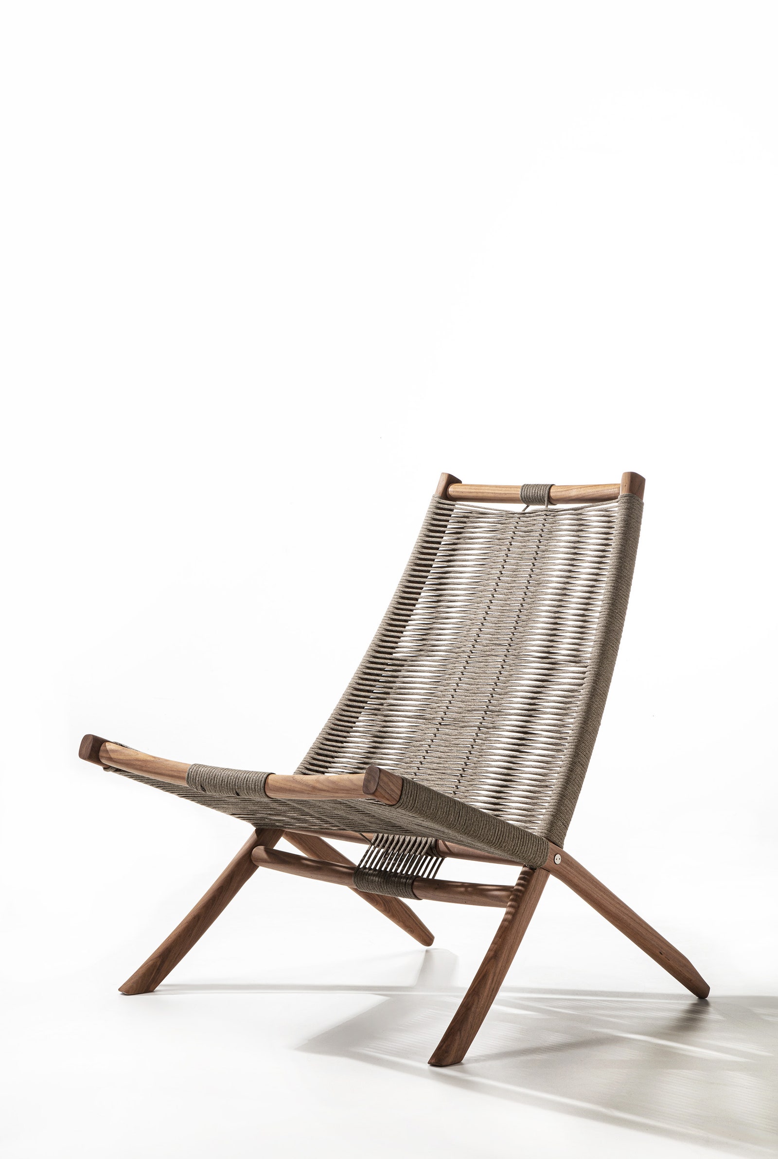 Плетеное кресло для сада Huli по дизайну Фредерики Бьязи Frigerio.