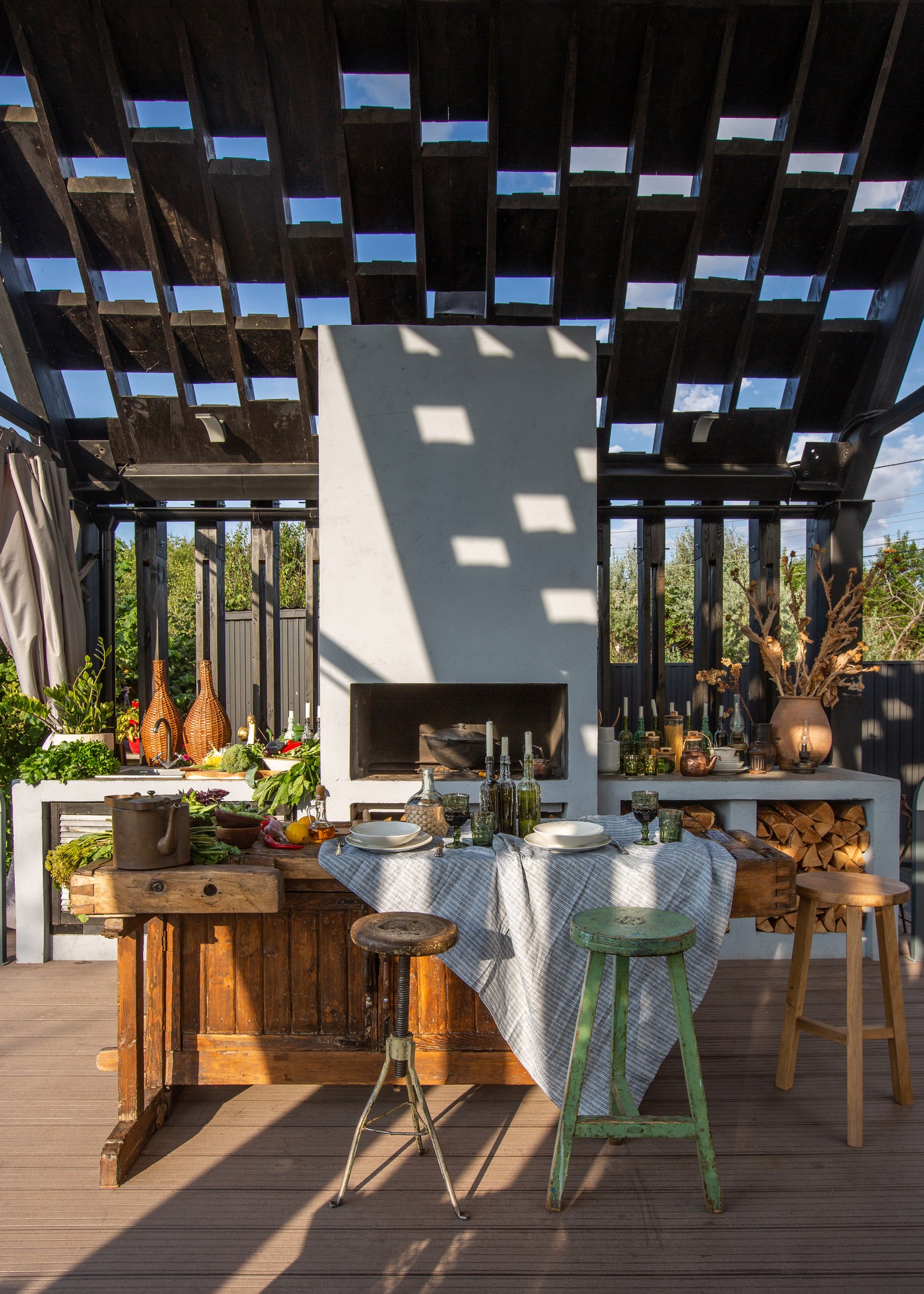 Зона кухни и столовой на террасе по проекту Натальи Беспаловой. Деревянная крыша защищает от солнца но сквозь отверстия...