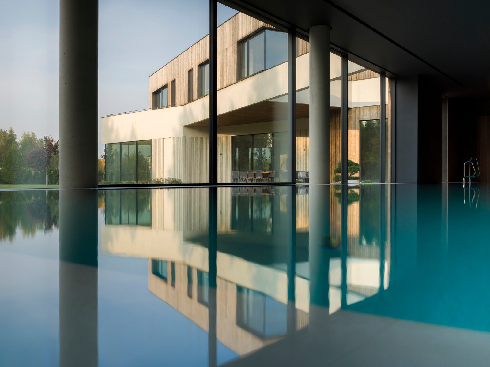 Для колонн в бассейне тоже использован архитектурный бетон. Стеклянные окна бассейна можно раскрыть.