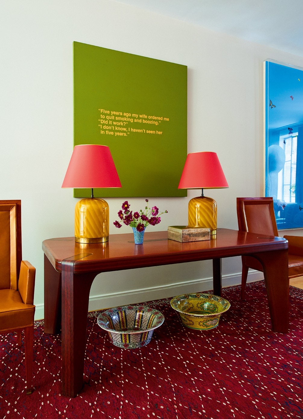 Прихожая. Над столом по дизайну Марка Ньюсона висит работа Ричарда Принса.