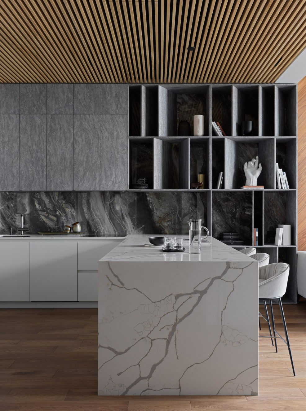 Апартаменты для коротких визитов в Москву 55 м². Кухня Unice со столешницами из кварцевого агломерата фартук из...