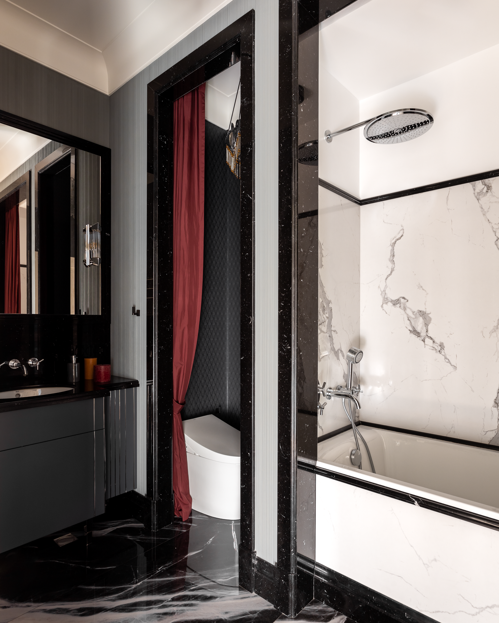 Ванная комната. Тумба под раковину и зеркало сделаны по эскизам автора проекта. Изделия из натурального камня компания...