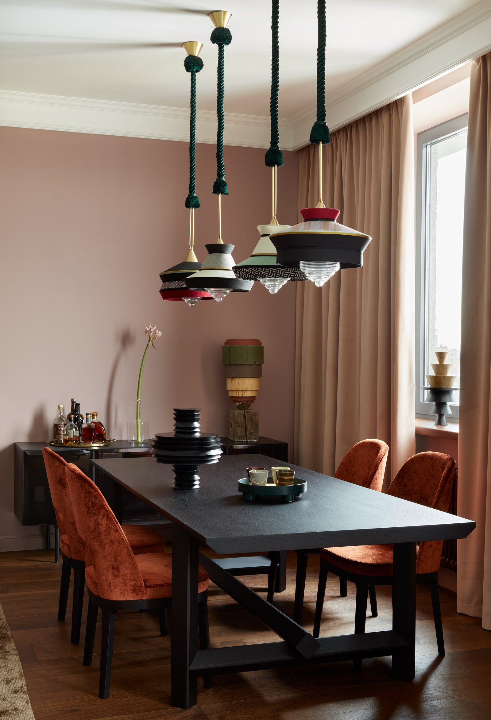 Зона столовой. Обеденный стол и кресла Mood Flexform комод Minotti светильники Contardi деревянные объекты Златы Корниловой.