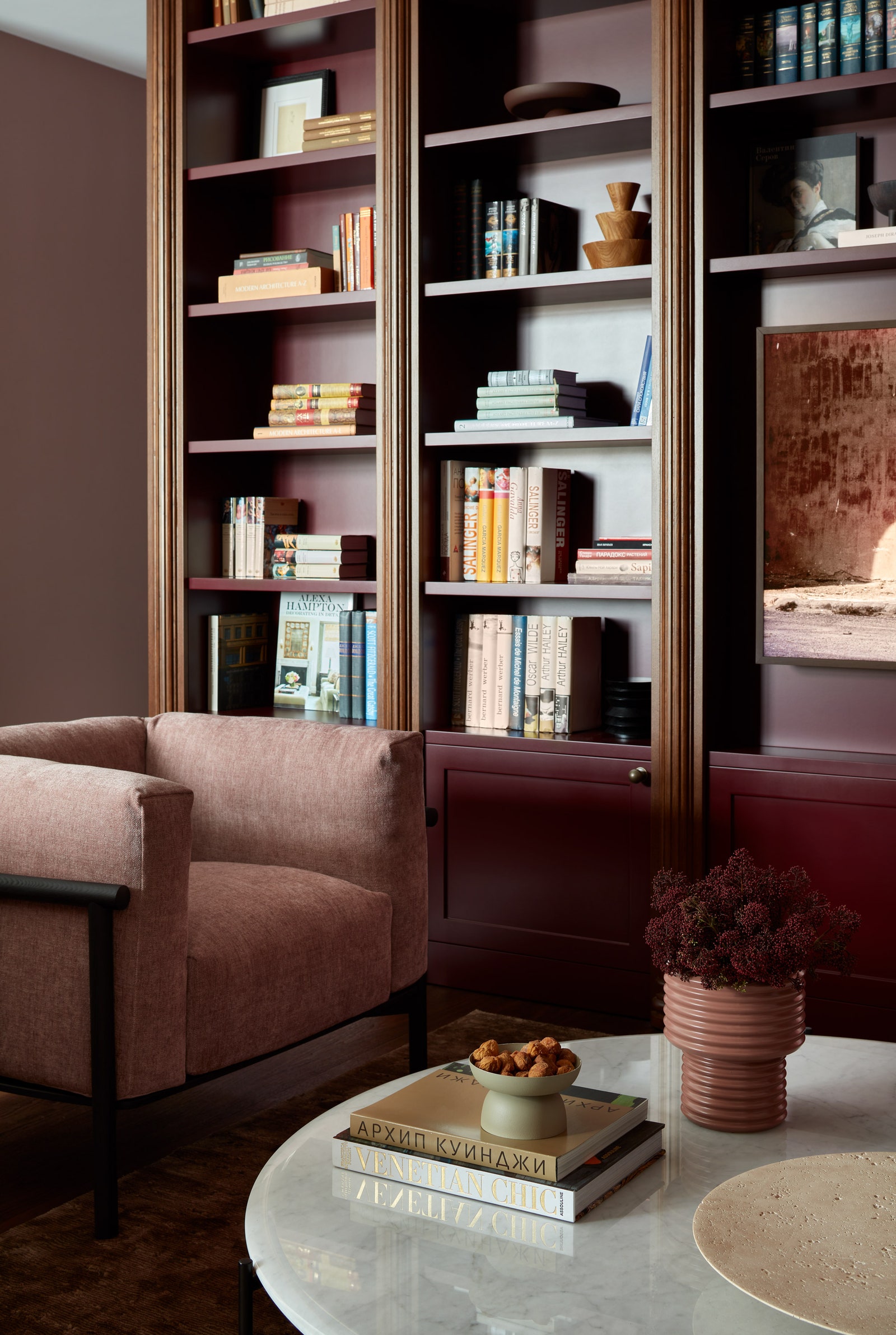 Фрагмент гостиной. Кресла Lema журнальный стол Meridiani стеллаж выполнен по эскизам дизайнеров мебельной фабрикой Ariyana.