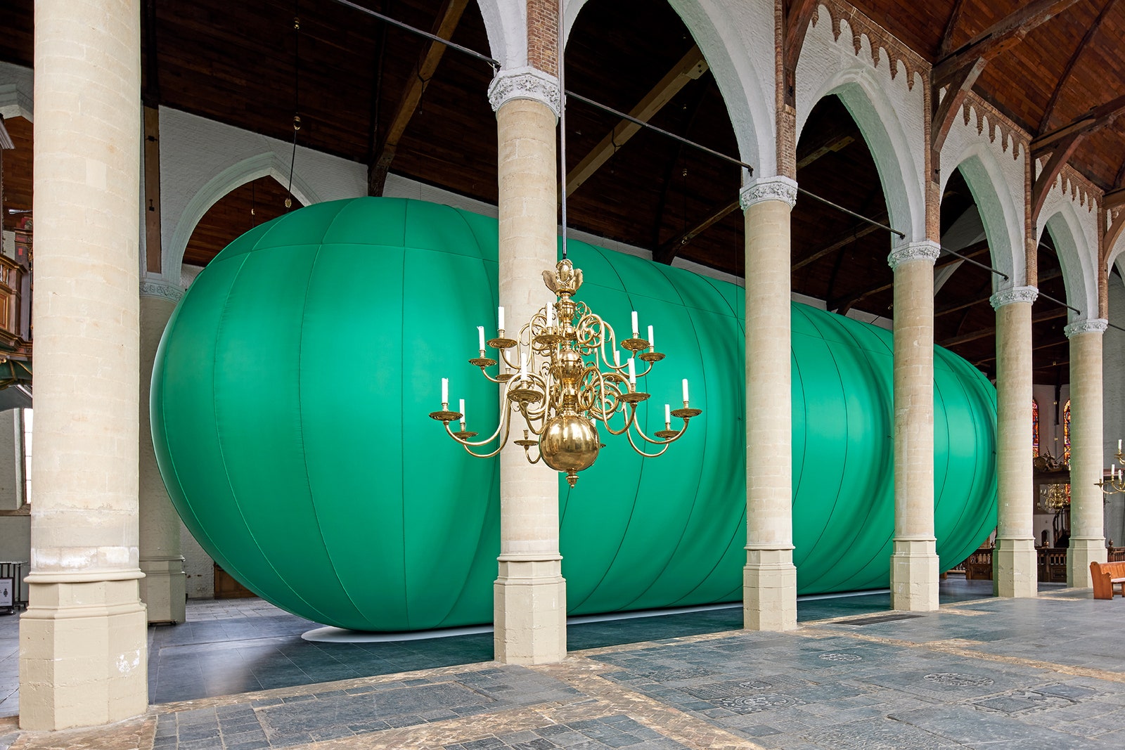 “Городской кокон” надувная инсталляция Флорентина Хофмана