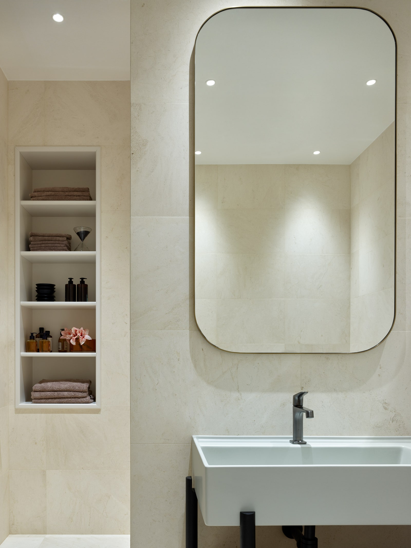 Фрагмент ванной комнаты. Зеркало в латунной раме выполнено по эскизам дизайнеров компанией Furnitek.