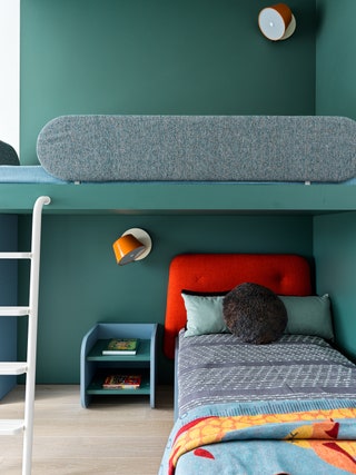 Комната мальчика. Спальное место. Мебель NIDI покрывало Designboom подушки винтажные Repeatstory бра Marset.