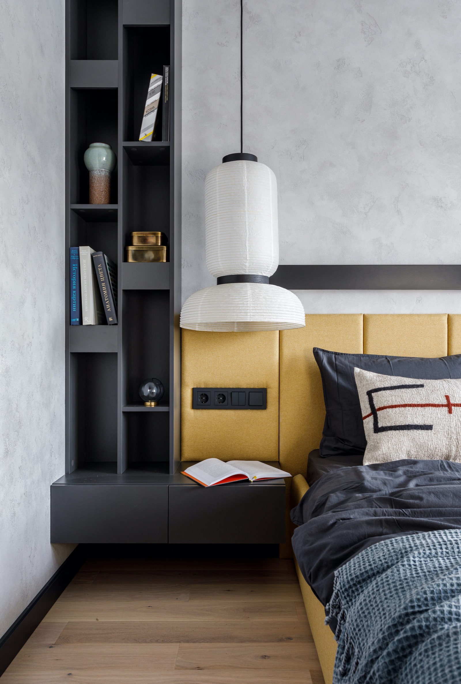 Проект Smart Interior Design — квартира 50 м². Фрагмент спальни. Кровать сделана на заказ Jamni над изголовьем...