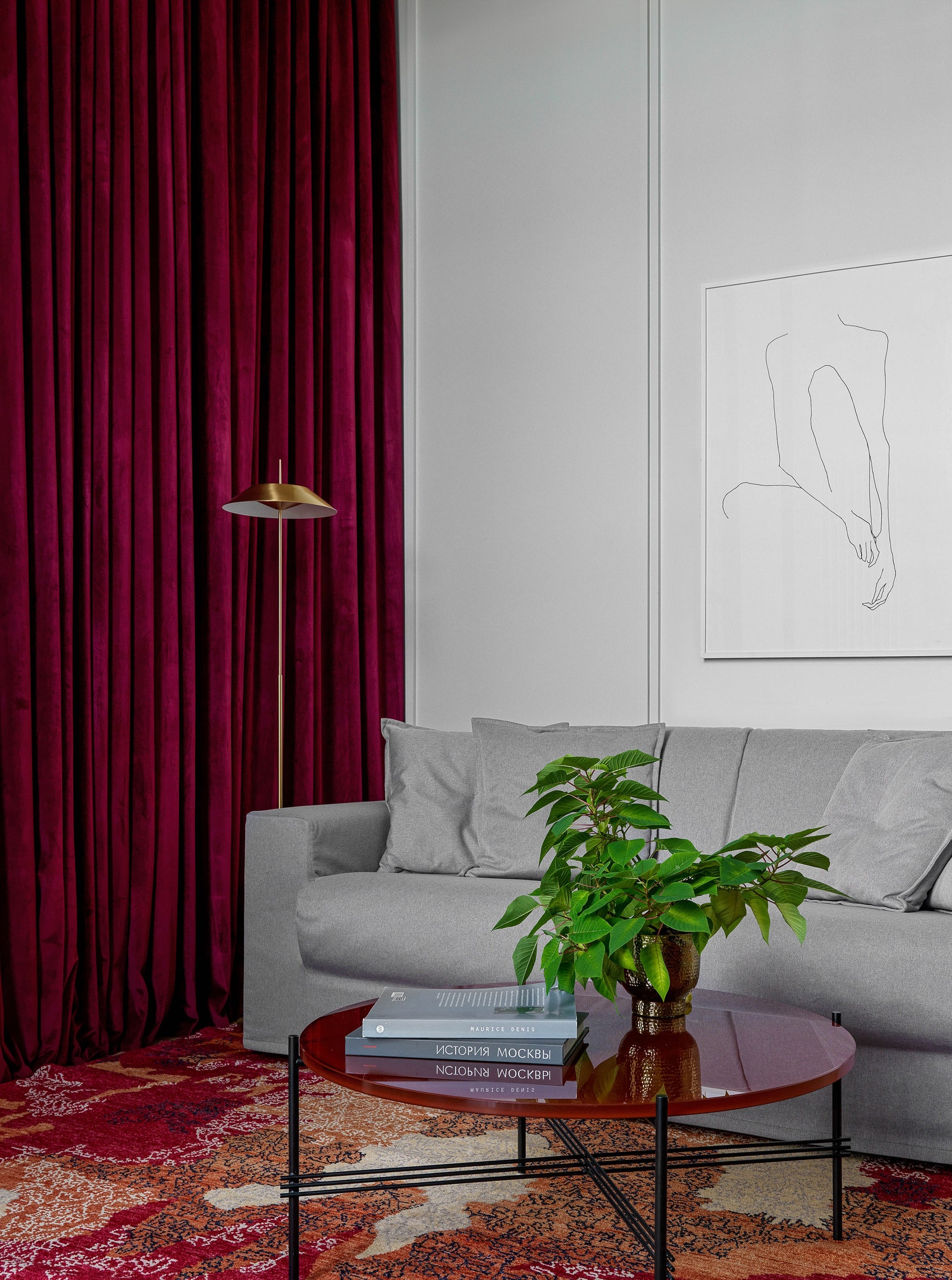 В кабинете торшер Vibia столик Gubi диван Ligne Roset.