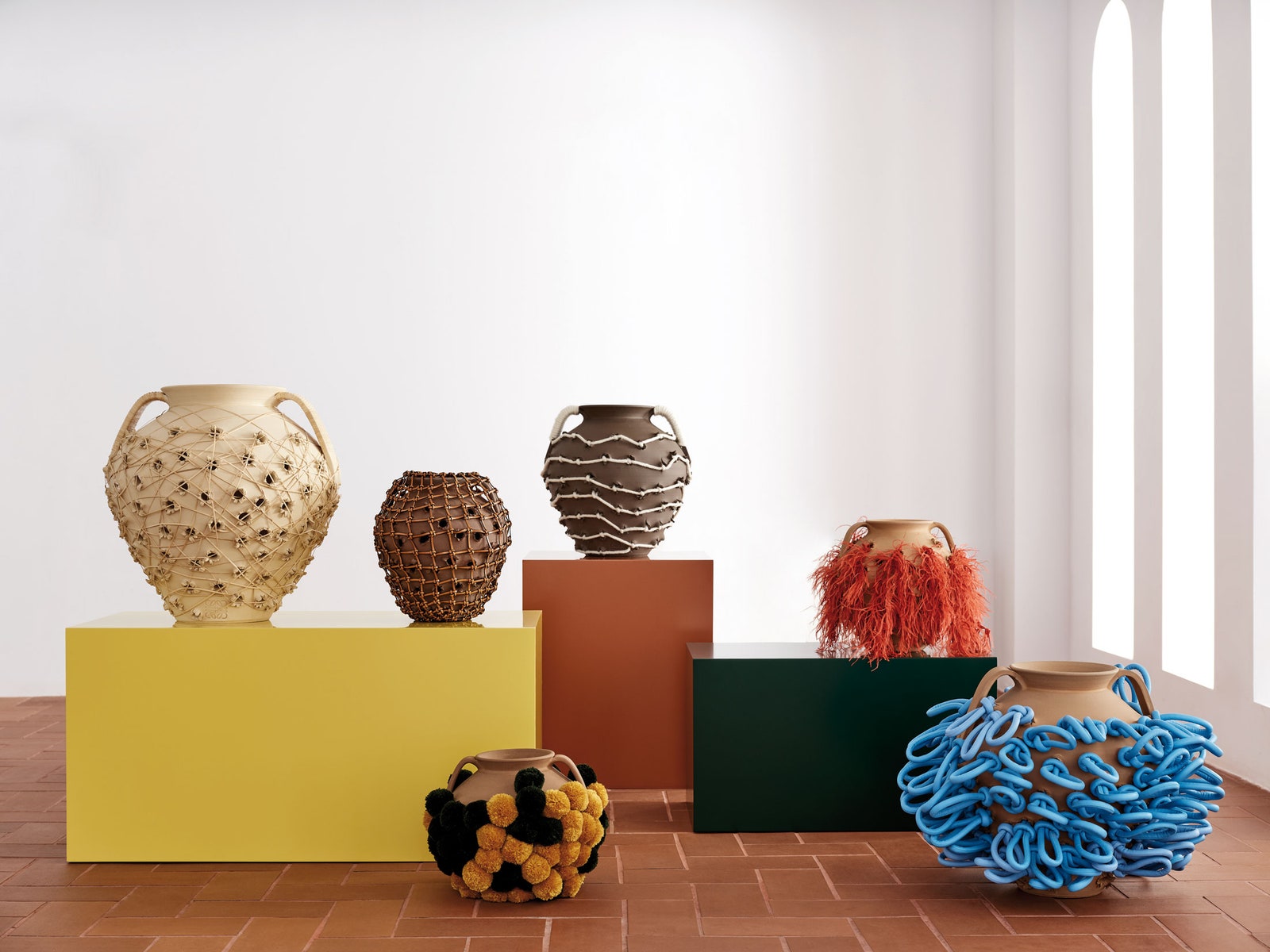“Плетеные” вазы от Loewe