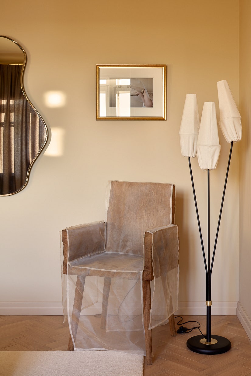 Фрагмент спальни. Кресло по дизайну Дениса Милованова торшер IKEA зеркало Ferm Living фотография “Лилия” Вари Кожевниковой.