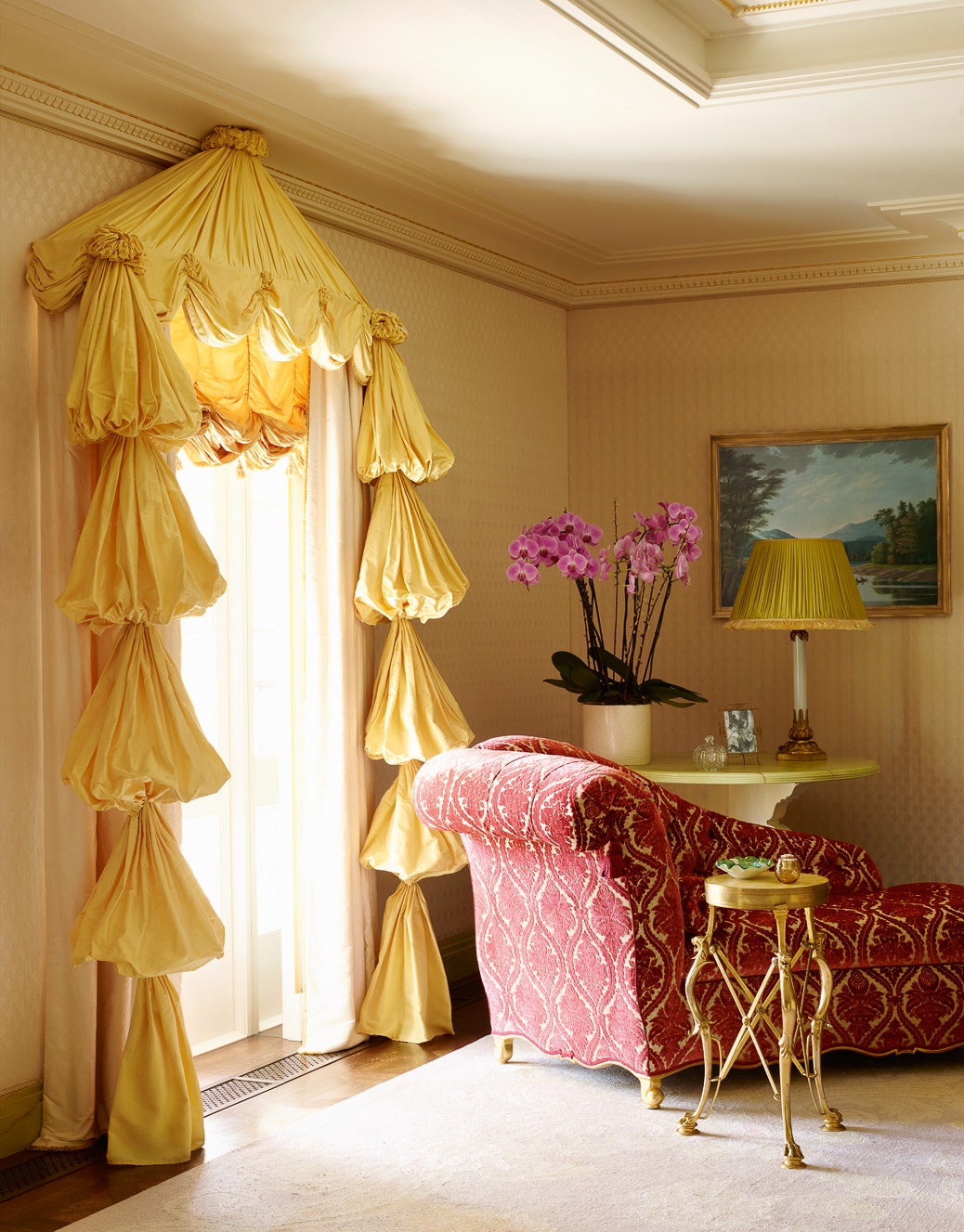 Спальня в швейцарском шато дизайн штор вдохновлен Королевским павильоном в Брайтоне.