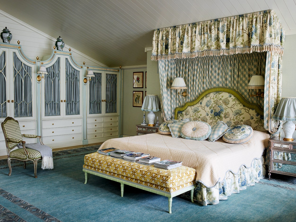 Спальня вдохновлена английскими загородными интерьерами. Палитра по просьбе клиента подобрана из цветов пирожных макарон.
