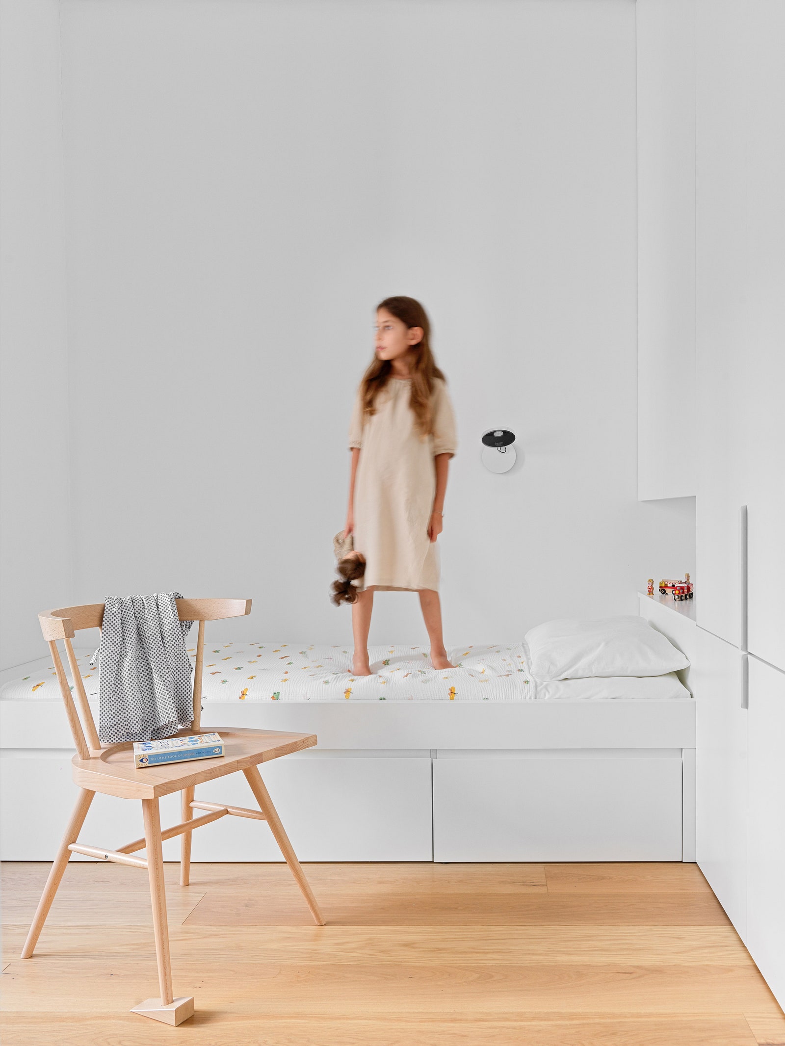 Детская. Кровать и шкафы сделаны по эскизам архитектора стул по дизайну Вирджила Абло для IKEA бра Artemide.