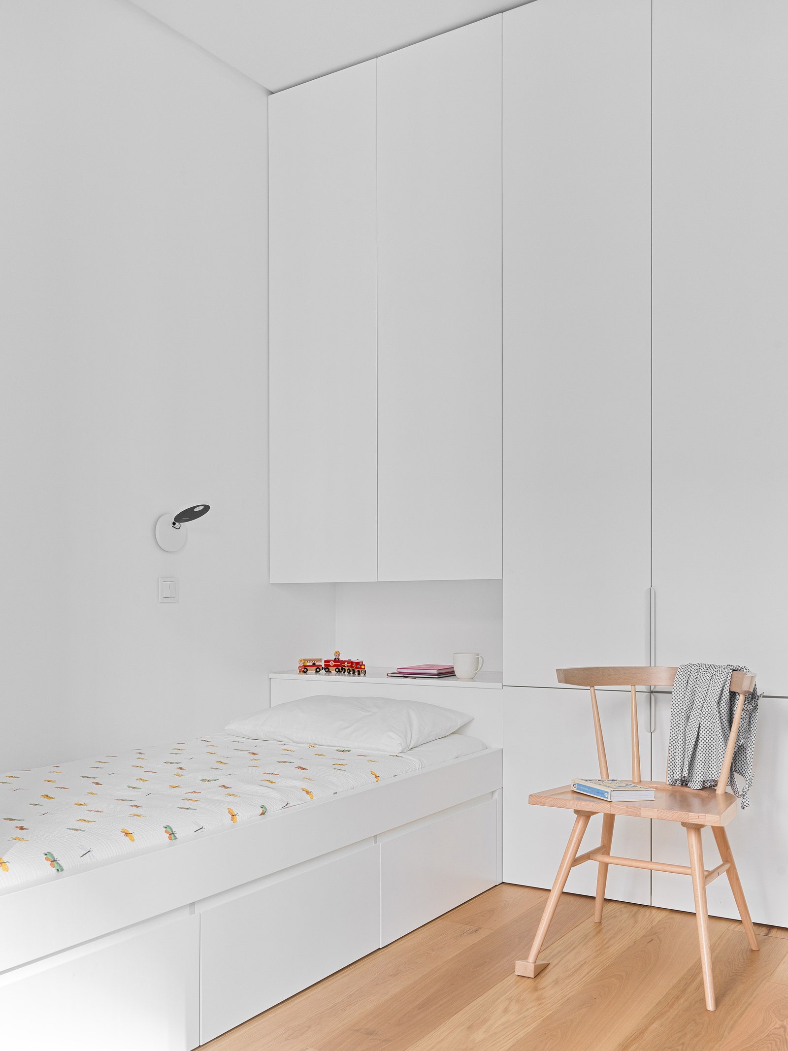 Детская комната. Стол кровать и шкафы сделаны по эскизам архитектора бра Artemide стул по дизайну Вирджила Абло для IKEA.