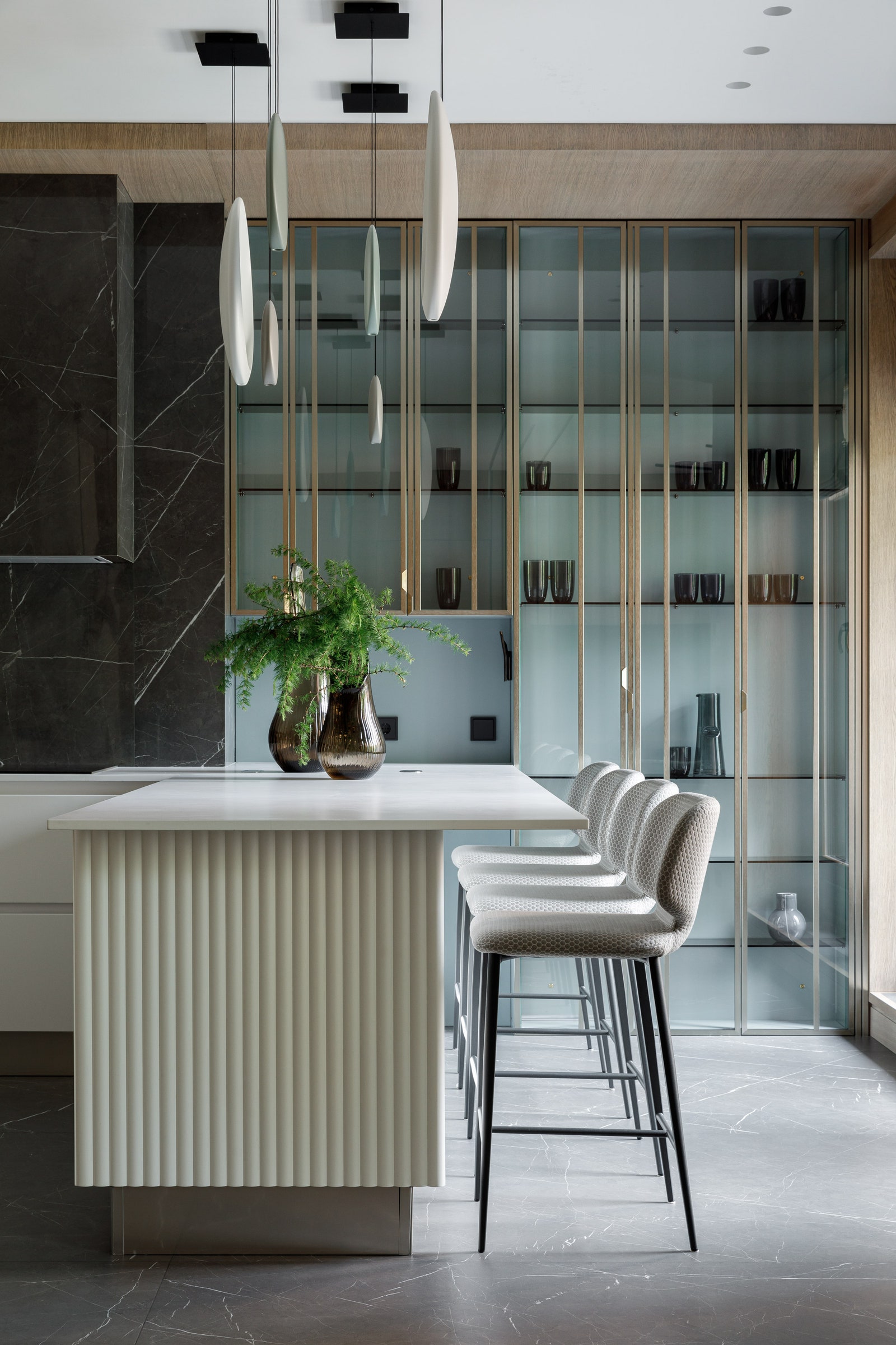 Кухня. Кухня Arredo3 в сочетании с авторскими элементами  полубарные стулья Midj светильники Vibia декор Standart Interiors.