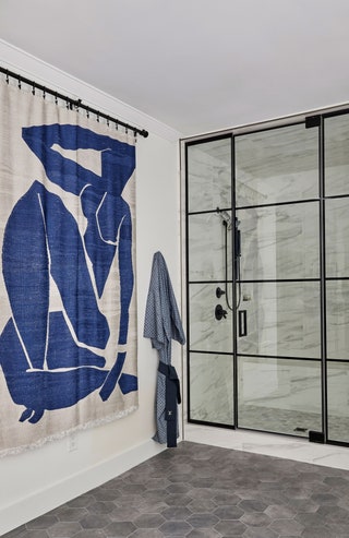 Главную ванную комнату украшает полотно Анри Матисса Голубая обнажённая III.