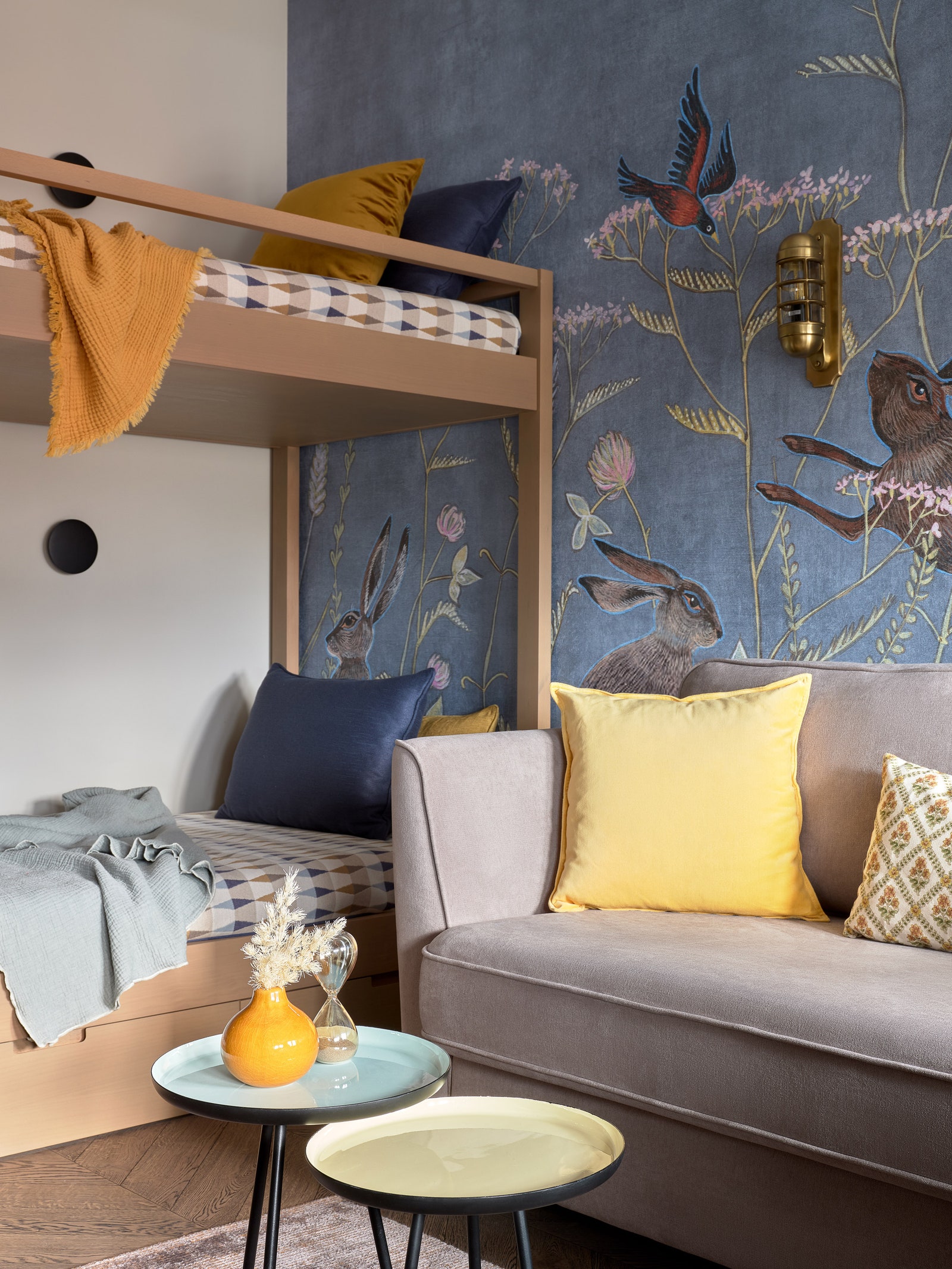 Спальня мальчиков. Двухуровневая кровать Enjoy Home диван Wolsly ST SK Design ковер Gofre Rug by Gan.