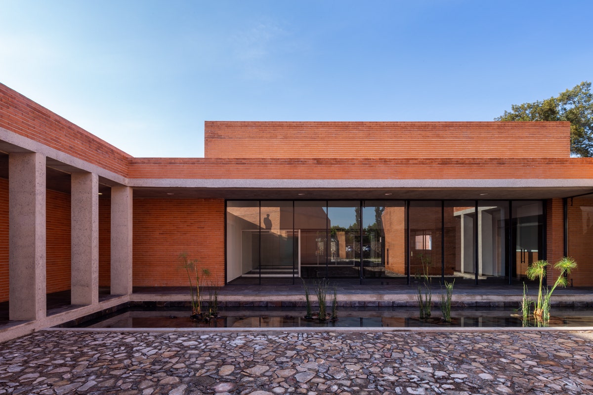 Культурный центр с пирамидальными крышами в Мексике