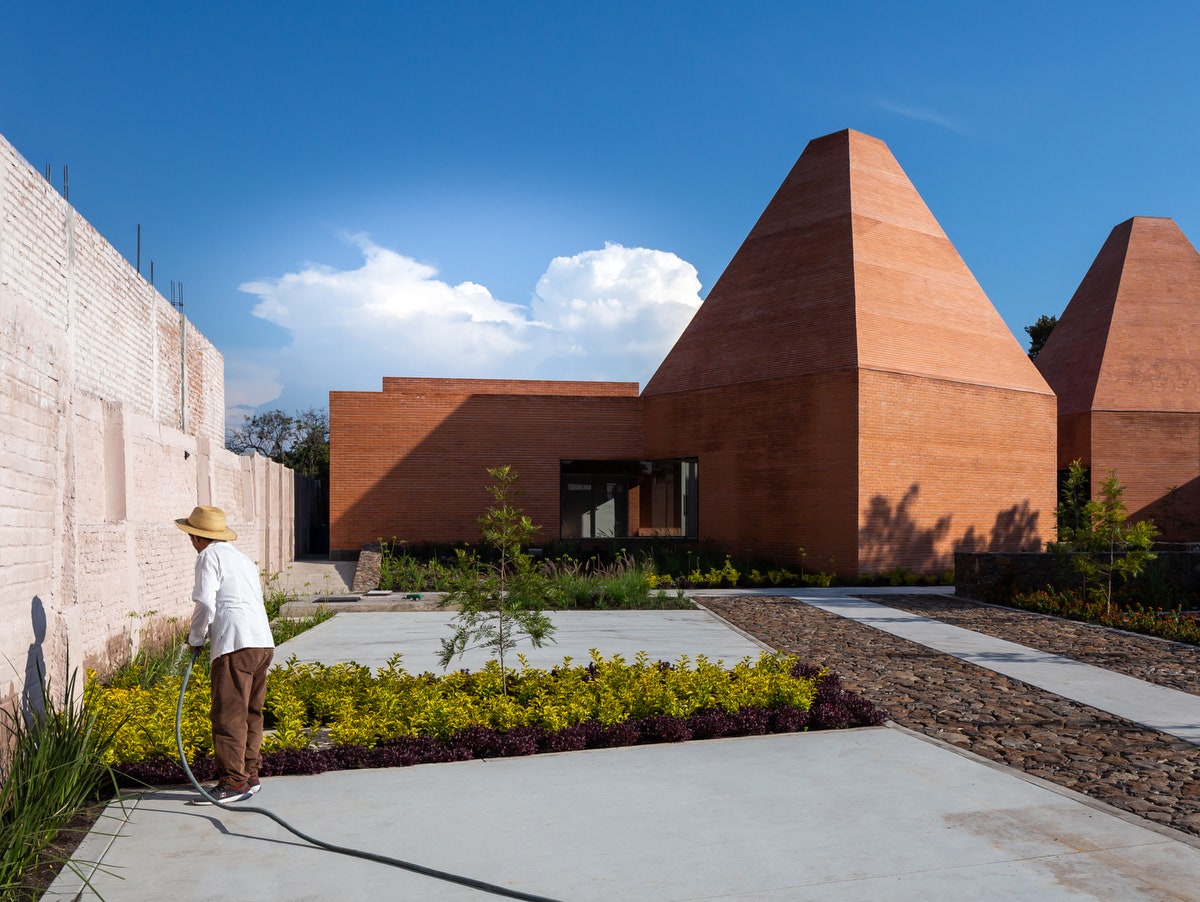Культурный центр с пирамидальными крышами в Мексике