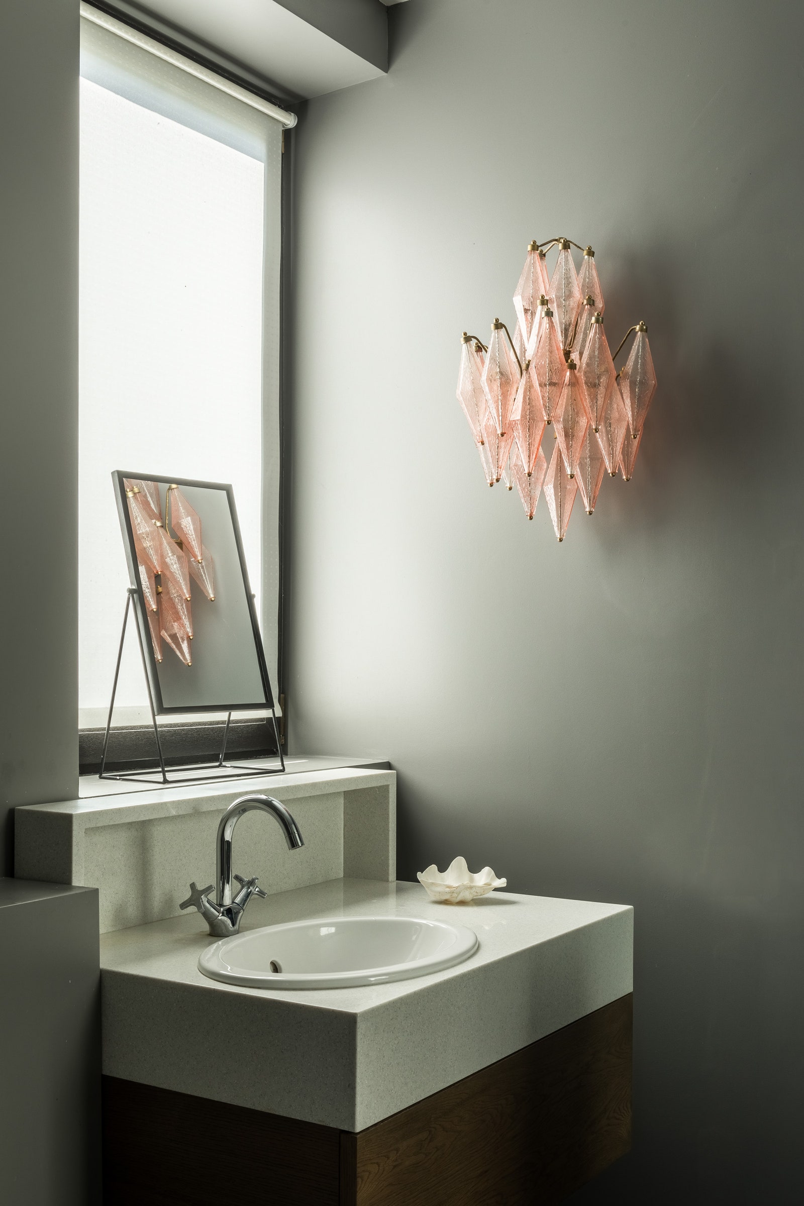 ­Хозяйская ванная комната. На стене винтажное бра по дизайну Карло Скарпы Venini из 20th Century Lamps.