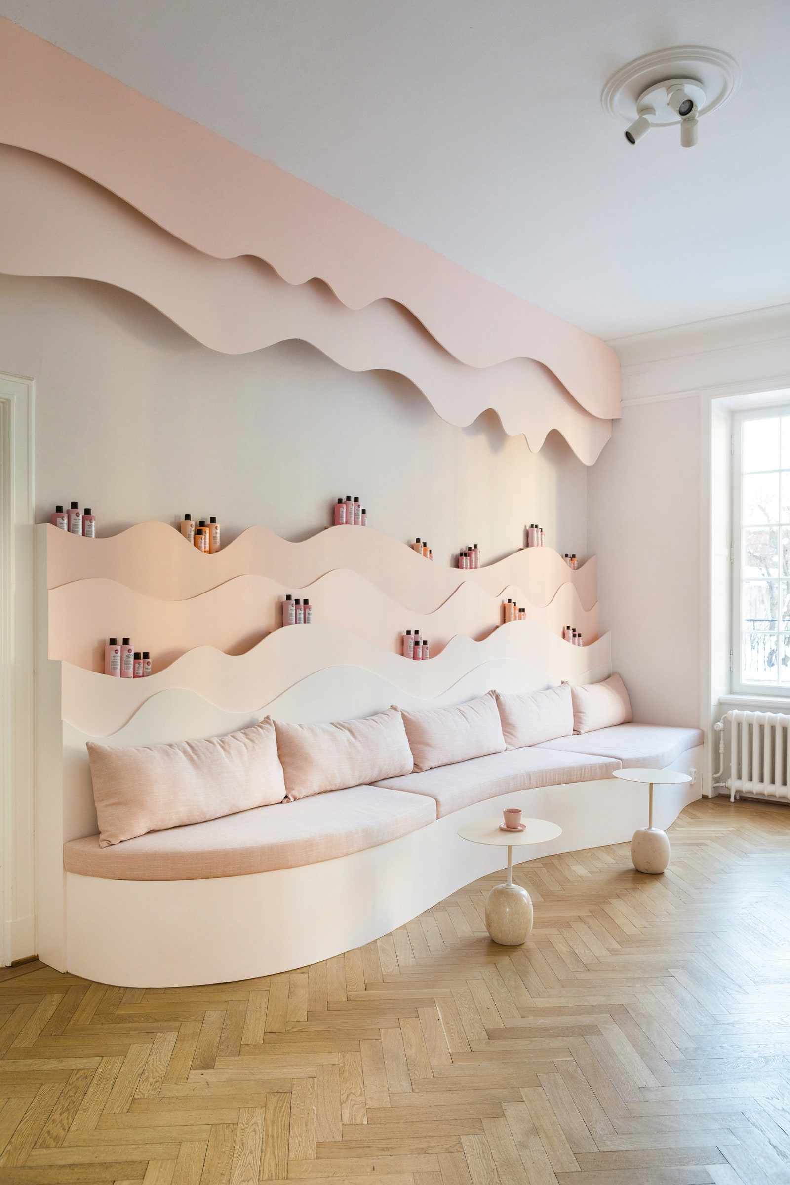 Стокгольмский салон красоты с интерьером в пастельных тонах