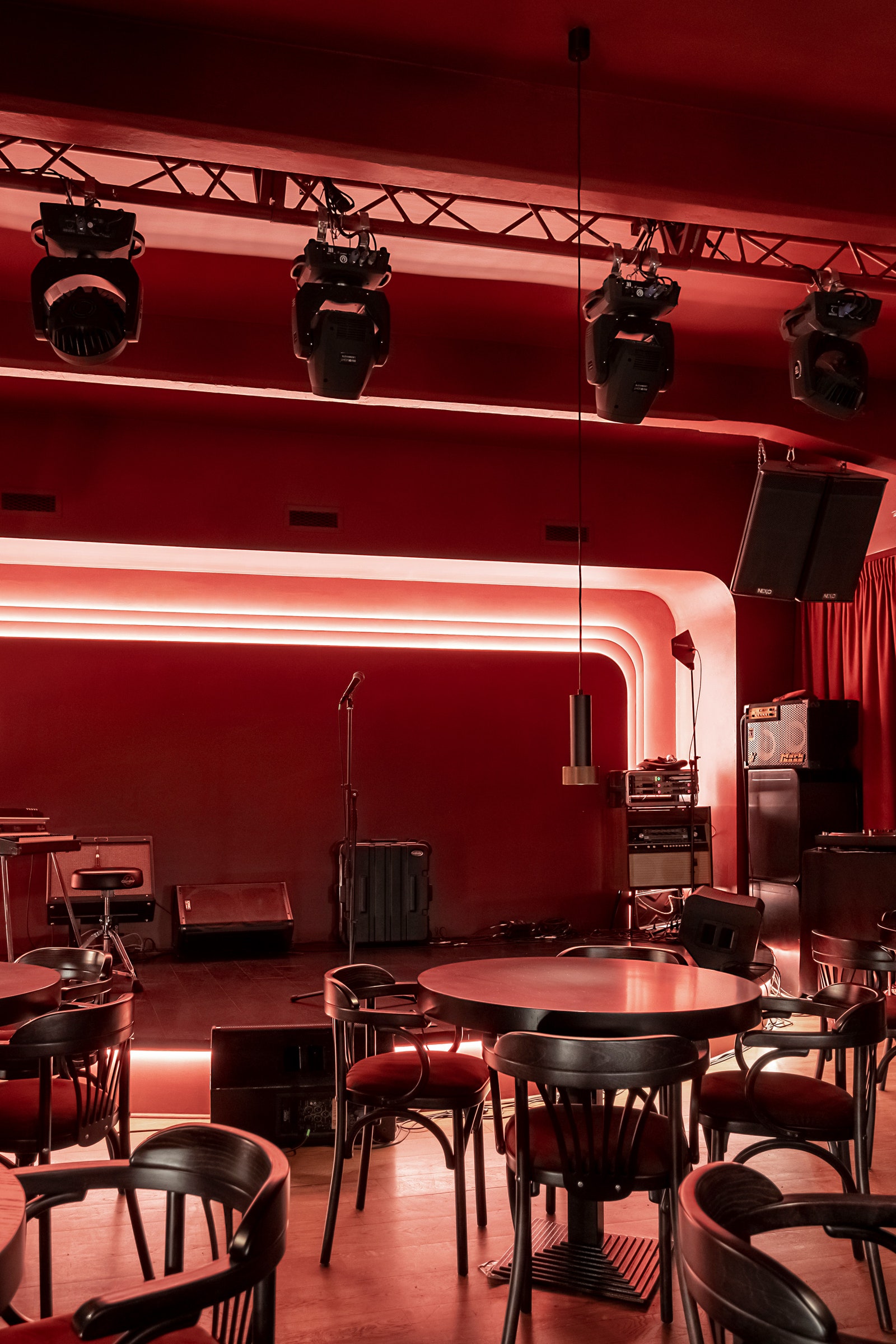 Монохромный интерьер музыкального бистро Well Well Music Bistro