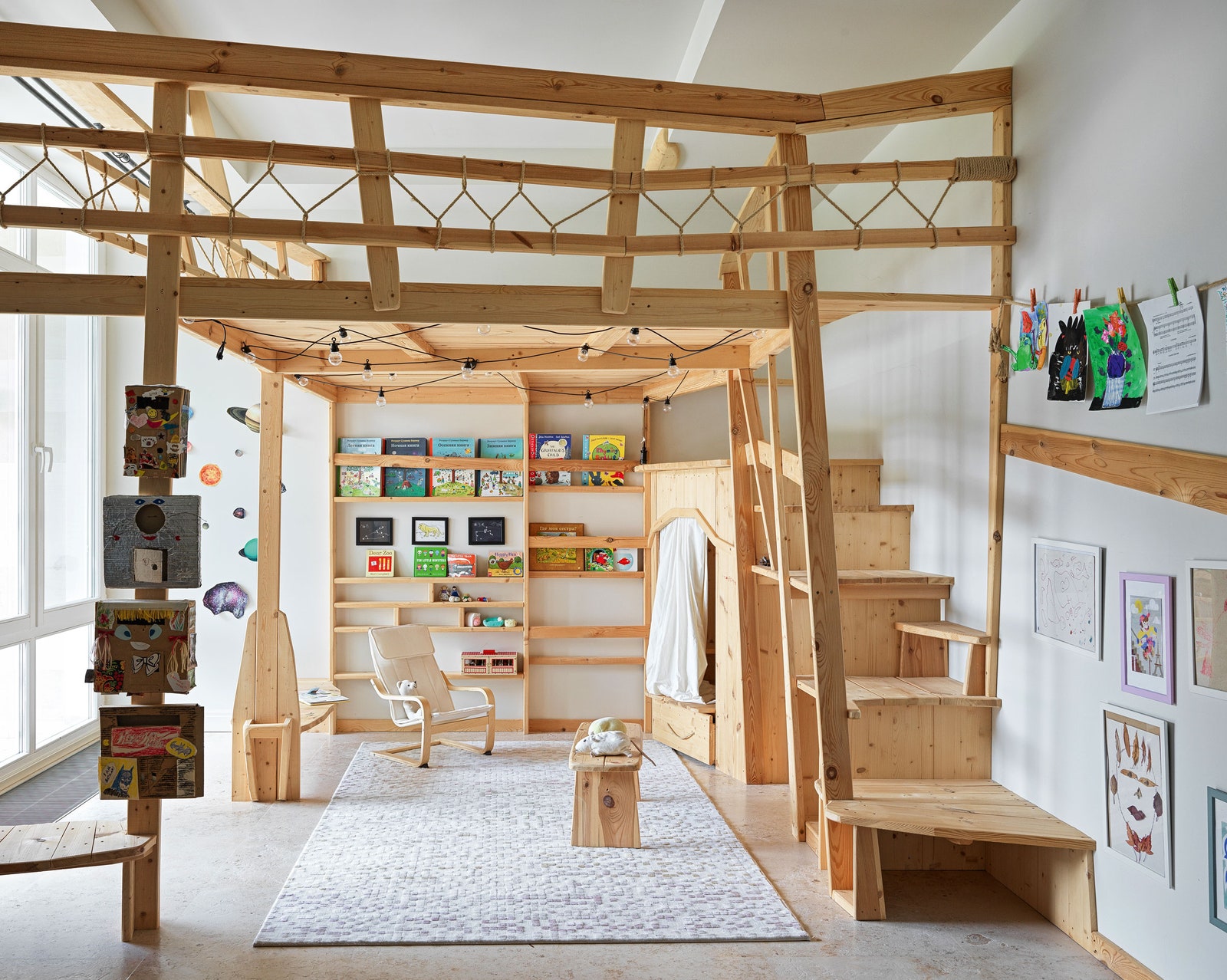 Детская комната с игровой зоной и площадка рядом с домом спроектированы Юрием Сырковым. Все элементы сделаны из дерева....