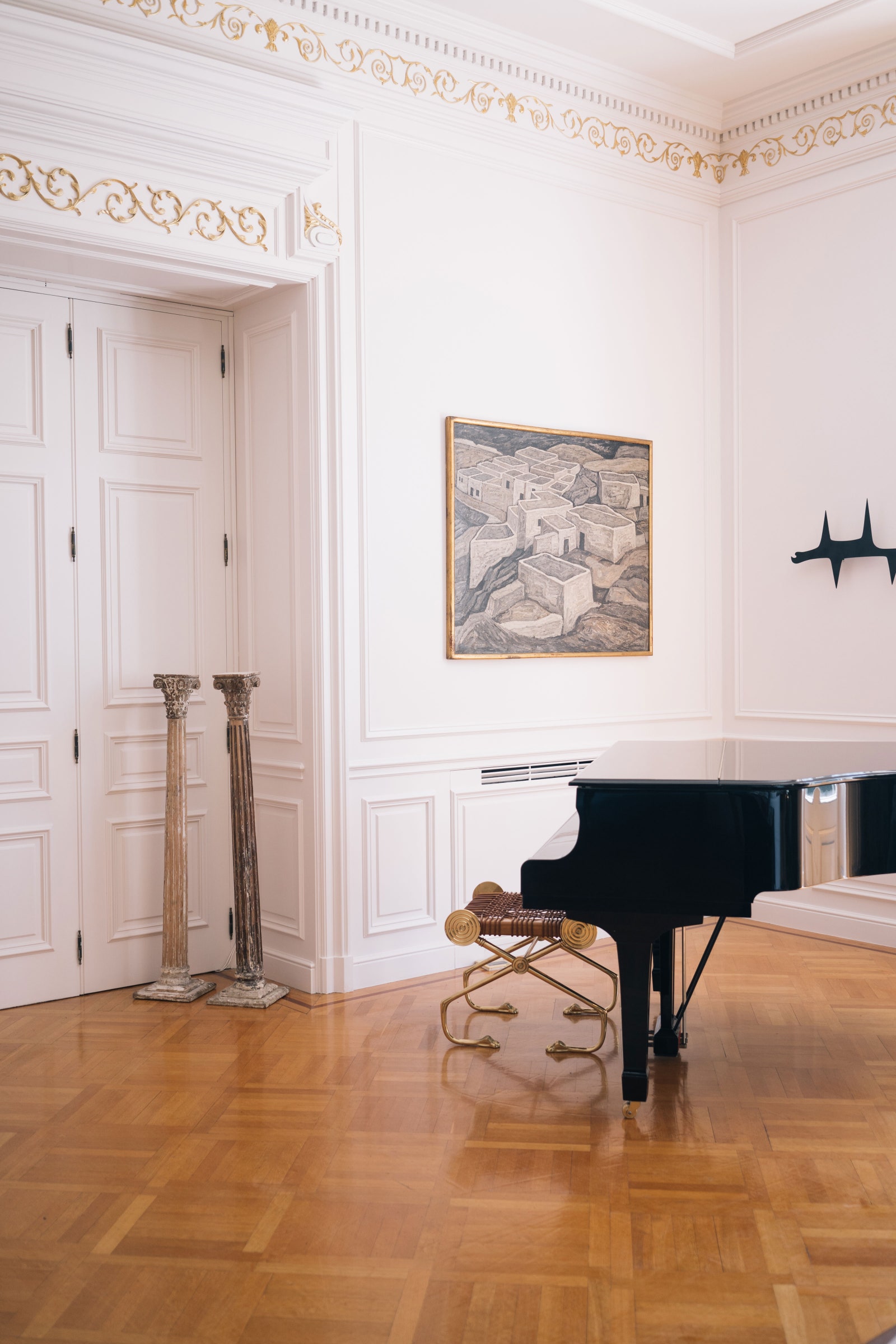 Фортепиано со скамейкой Саридиса находится под “Минотавром” железной скульптурой художника Алекса Милоны.