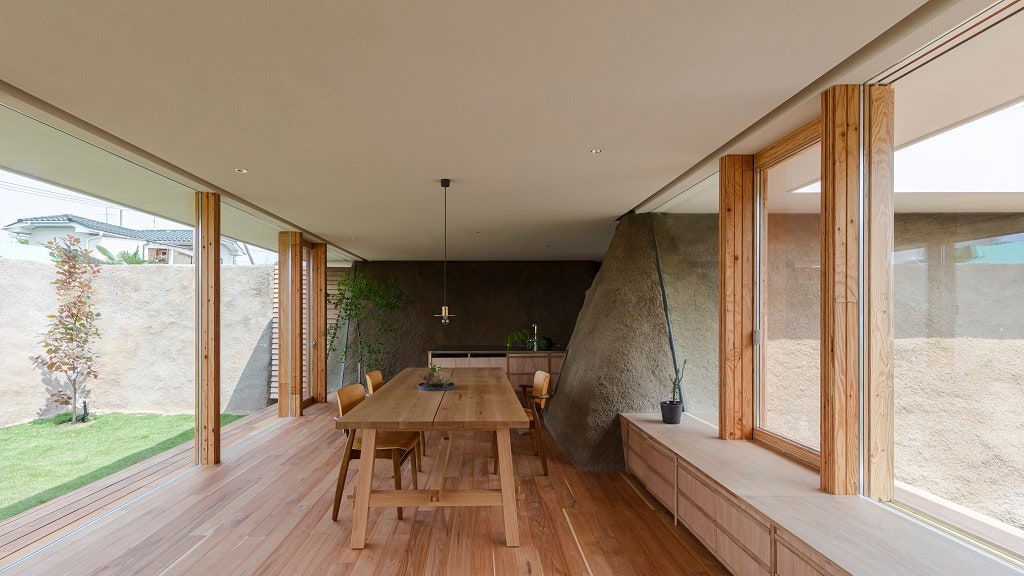 Дом с земляными стенами в Японии