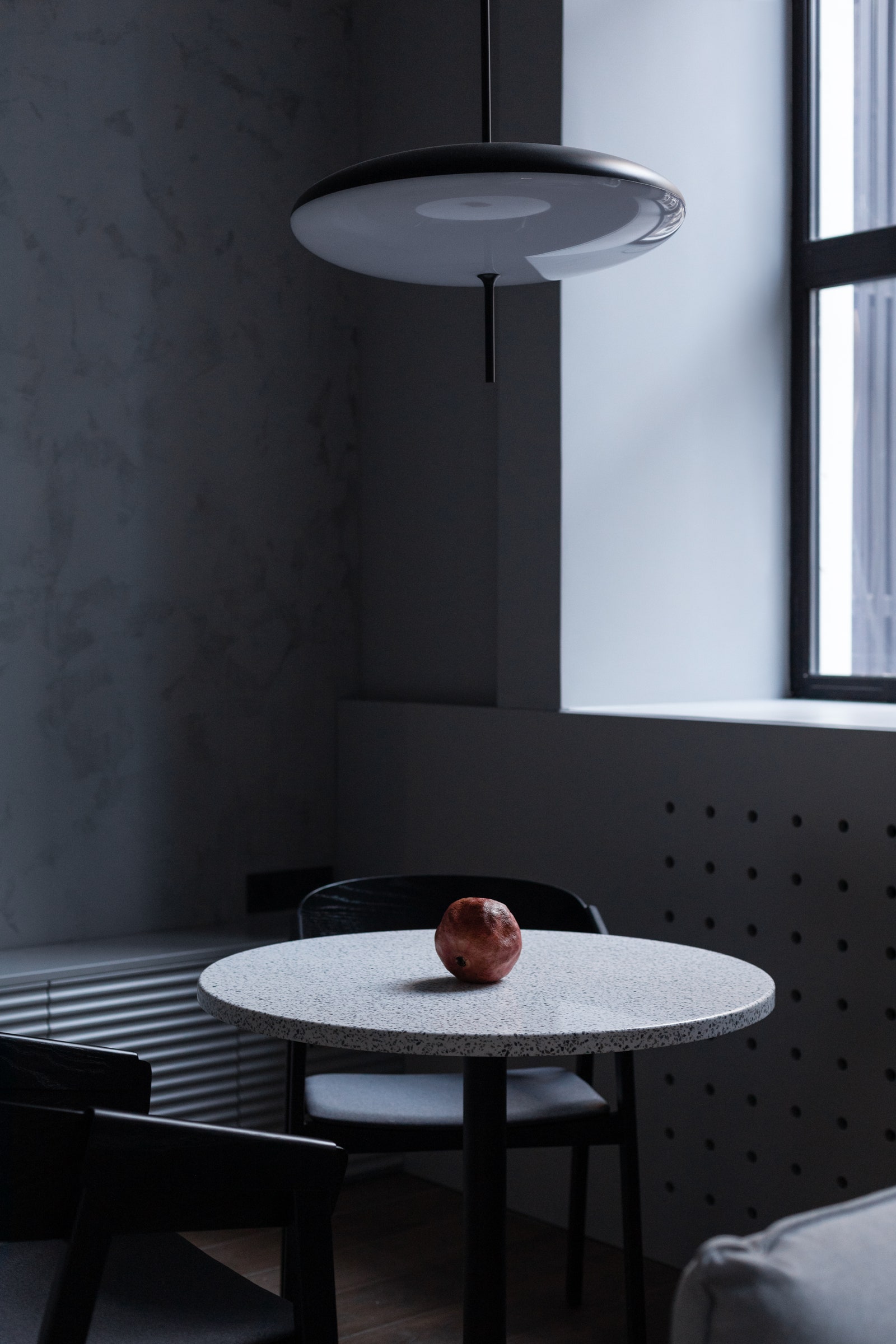 Столовая группа. Обеденный стол кухня и консоль сделаны на заказ по эскизам архитекторов. Стулья Muuto светильник Astep.