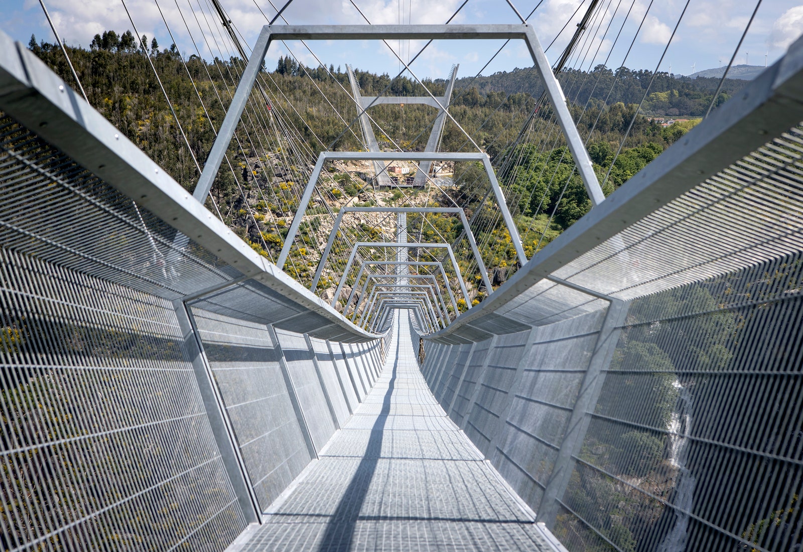 В Португалии открылся самый длинный в мире подвесной пешеходный мост