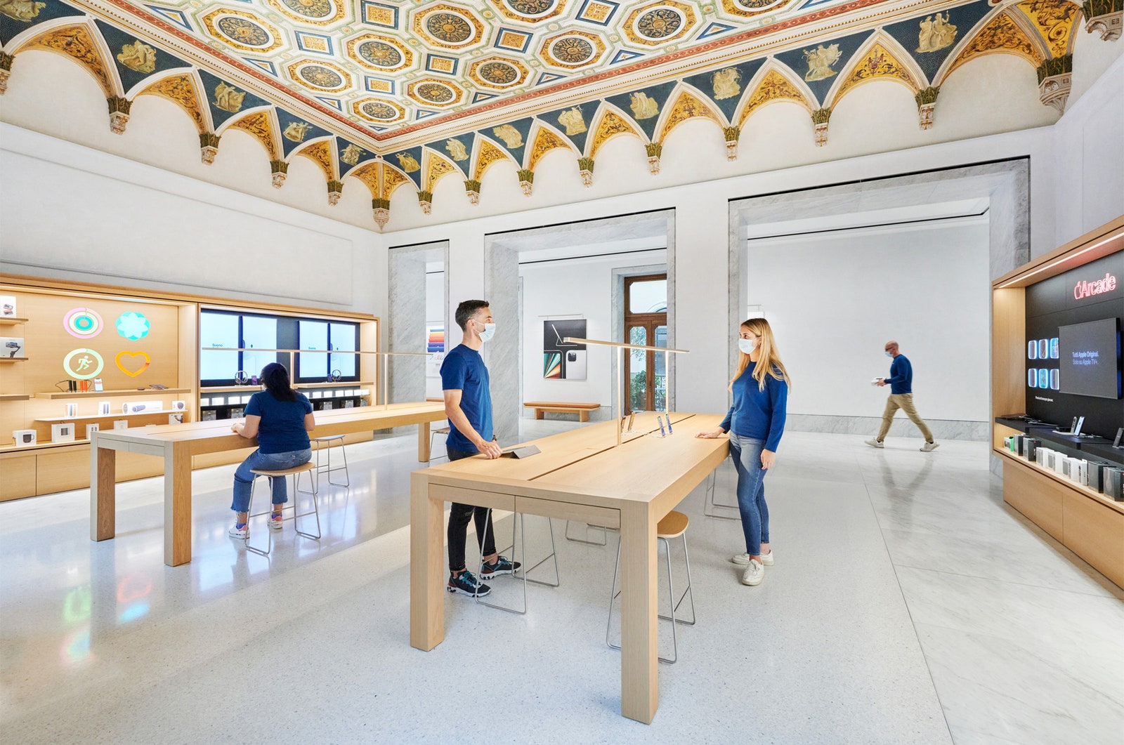 Новый магазин Apple в здании исторического палаццо в Риме