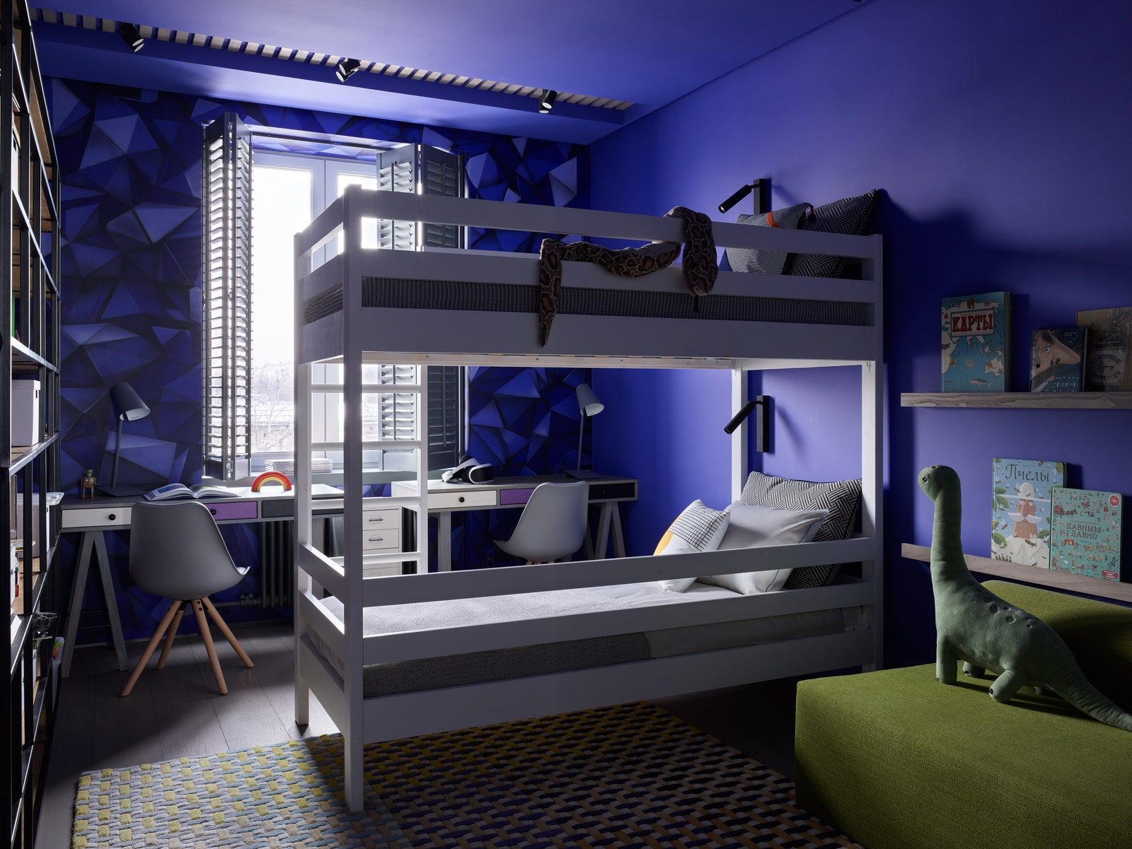 В детской кровать IKEA постельное белье AtelierTati ковер Ligne Roset. Стена вокруг окна расписана подругой хозяев...