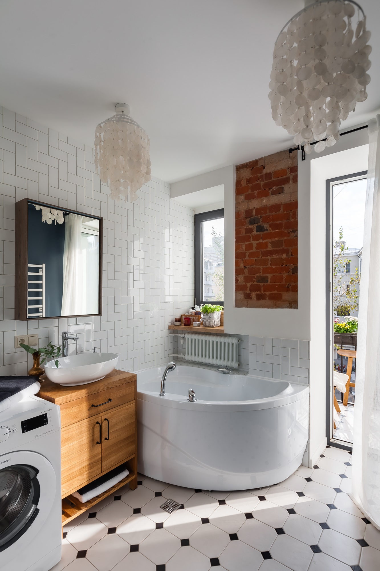 ванная в скандинавском стиле с окном