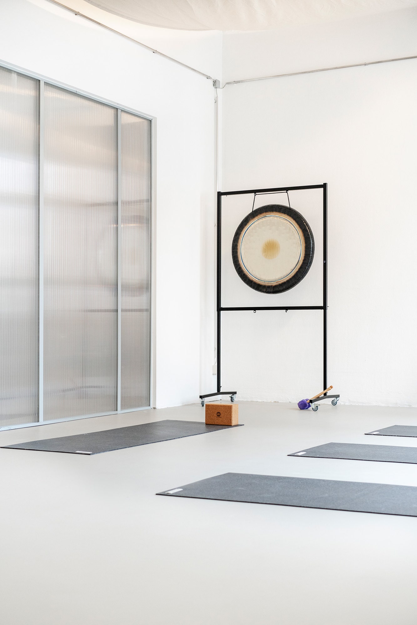 Артистичный интерьер студии йоги в Берлине