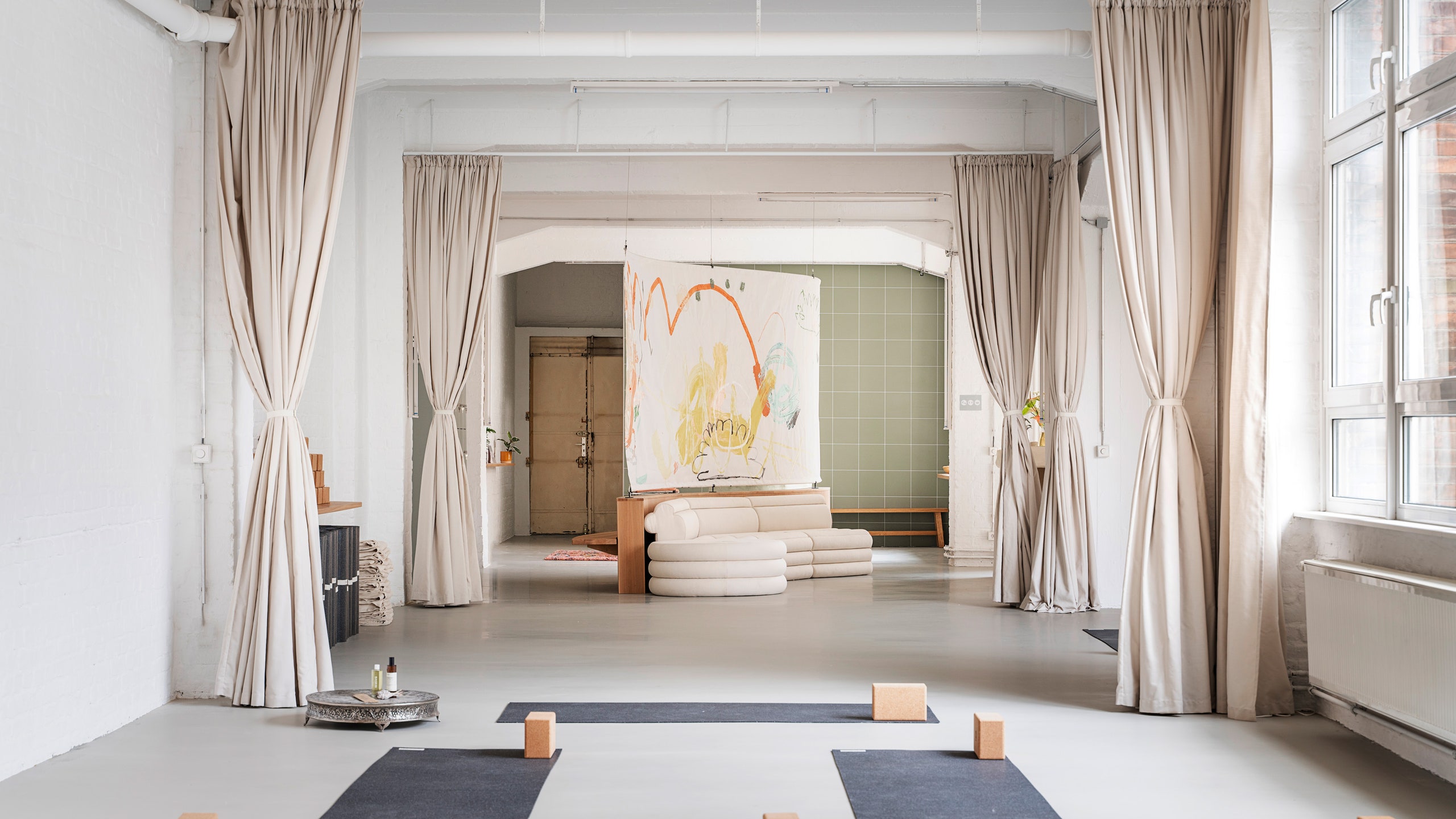 Артистичный интерьер студии йоги в Берлине