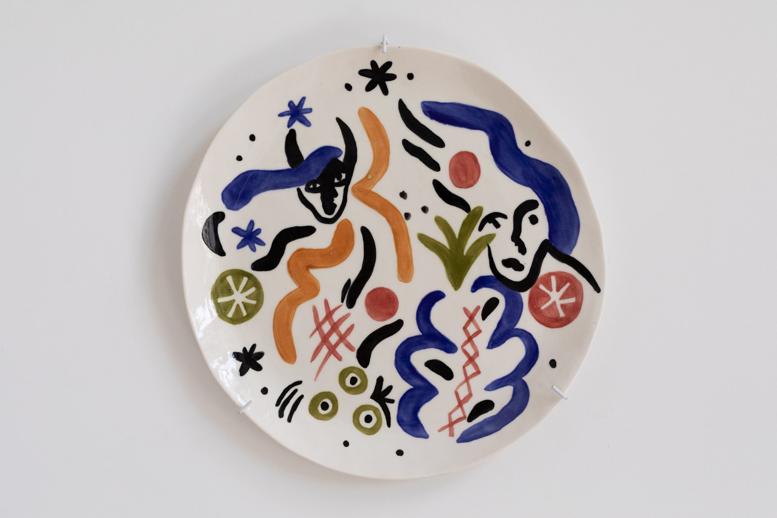 “Бульвар Софи Варен” выставка расписных керамических предметов от сестер Чельцовых в Lobby