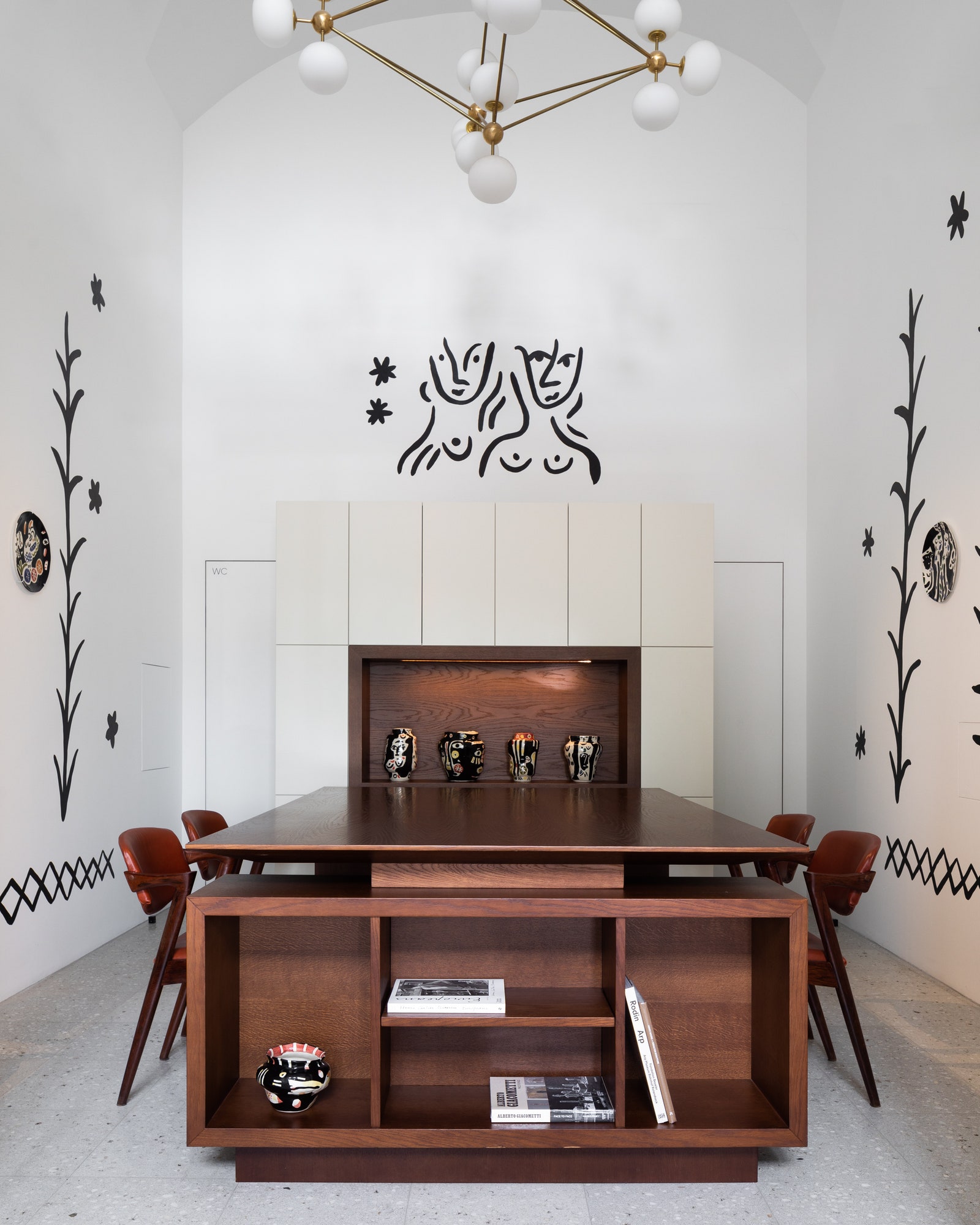 “Бульвар Софи Варен” выставка расписных керамических предметов от сестер Чельцовых в Lobby