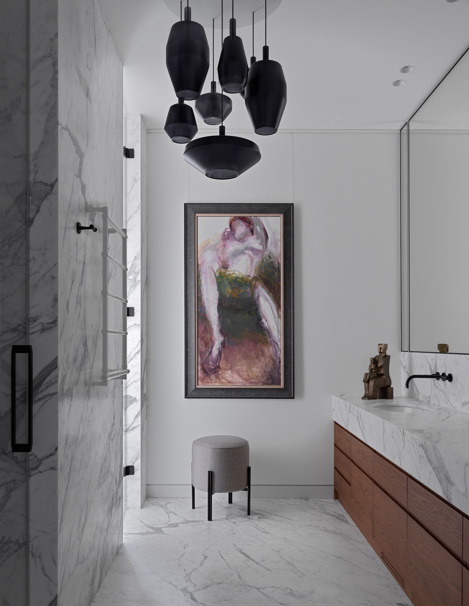 Хозяйская ванная комната. Светильник Penta на стене картина Ольги Гороховой.