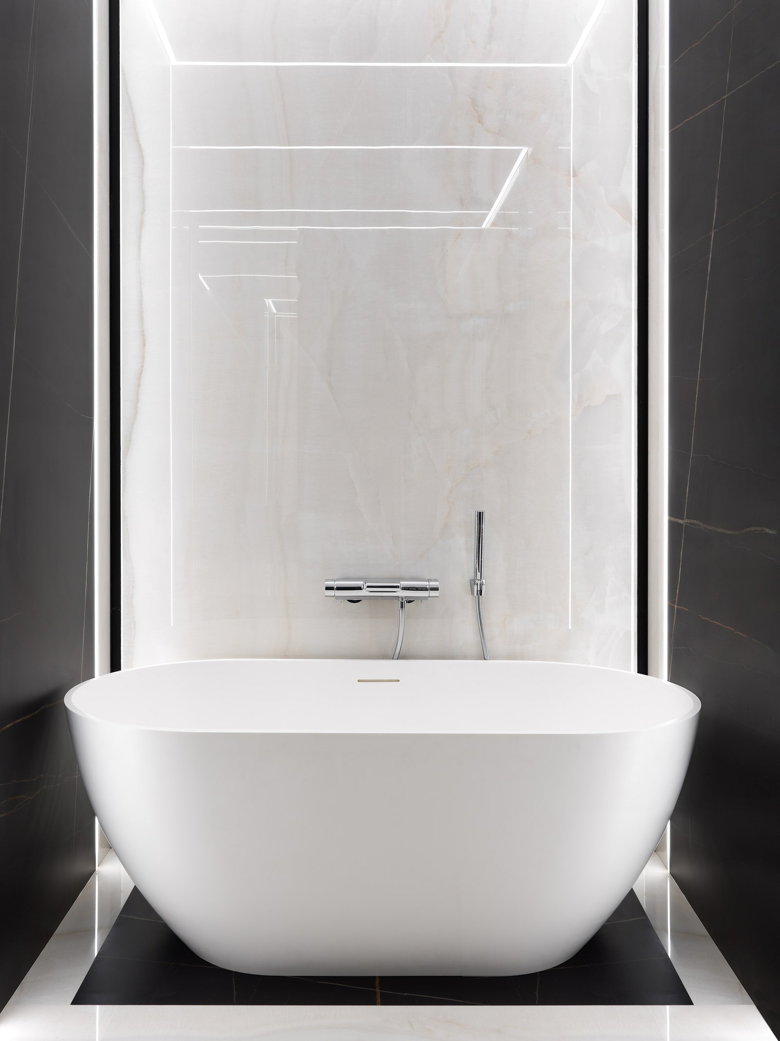 Фрагмент ванной комнаты. Ванна Riho термостат для ванны Grohe керамогранит Inalco и Graniti Fiandre.
