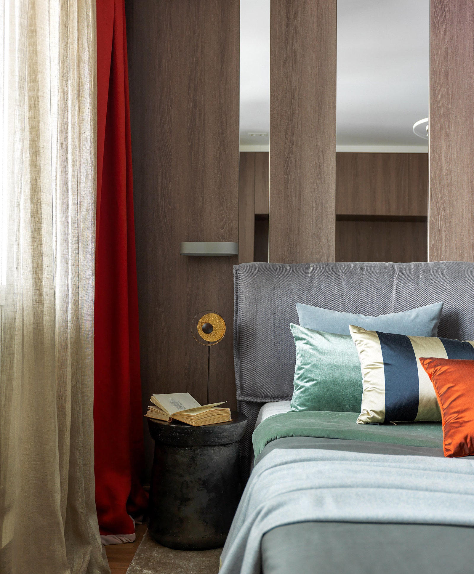 Кровать сделана на заказ прикроватный столик Savour Design светильник Holländer. Стена за изголовьем облицована шпоном и...