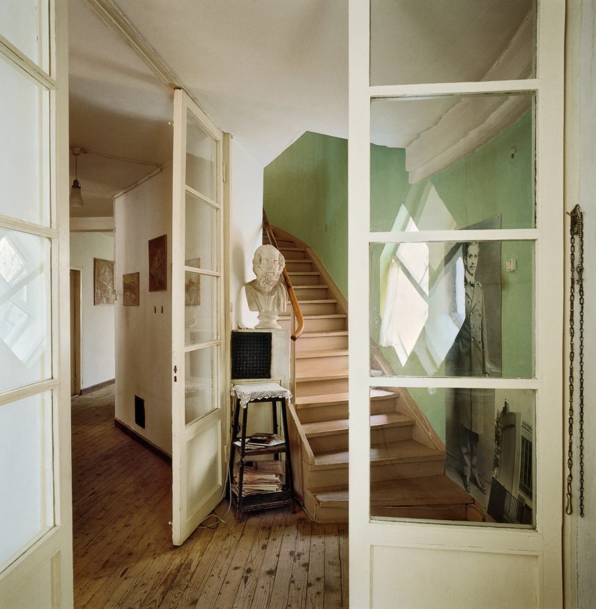 У подножия лестницы стоит гипсовый бюст Сократа — деталь без которой не обходится ни одно жилище архитектора и художника.