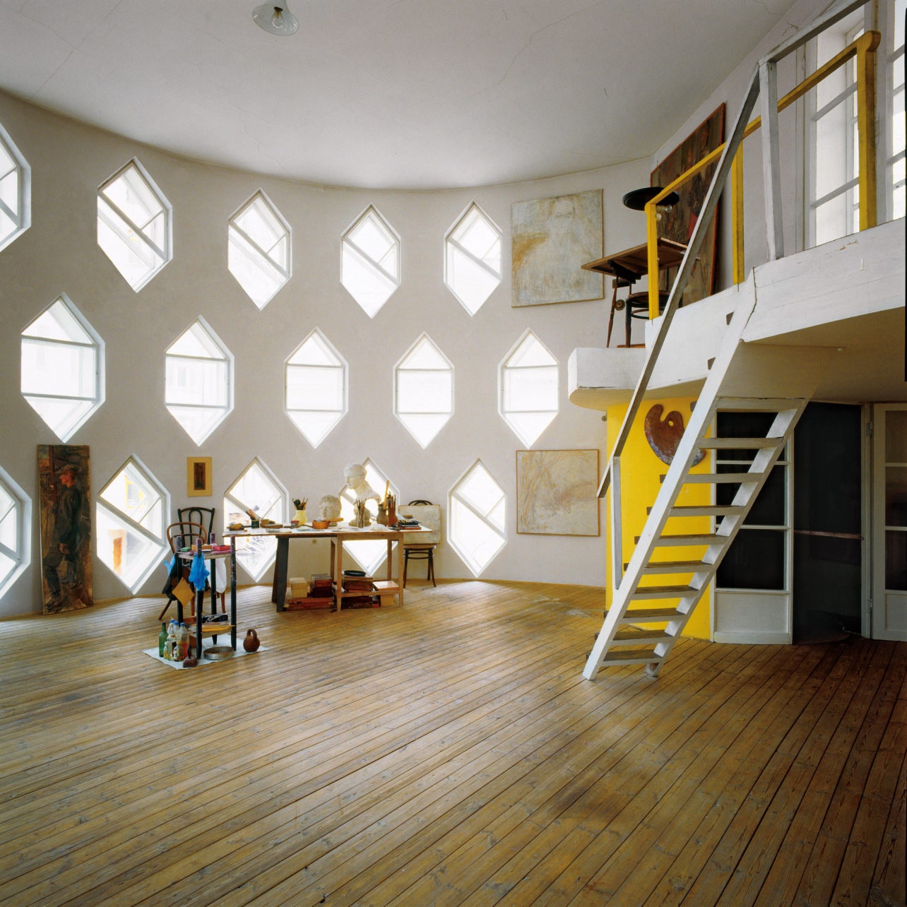 Главное помещение дома — мастерская Константина Мельникова с тремя рядами шестигранных окон. Лестница ведет на антресоль...