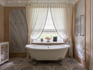 Ванная комната оформлена мрамором нейтральной цветовой гаммы бежевый серый белый цвета имеют матовой финиш. Текстура...
