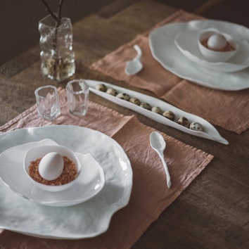 Как сервировать стол на Пасху: 3 варианта декора от Натальи Масловой и Анастасии Комаровой