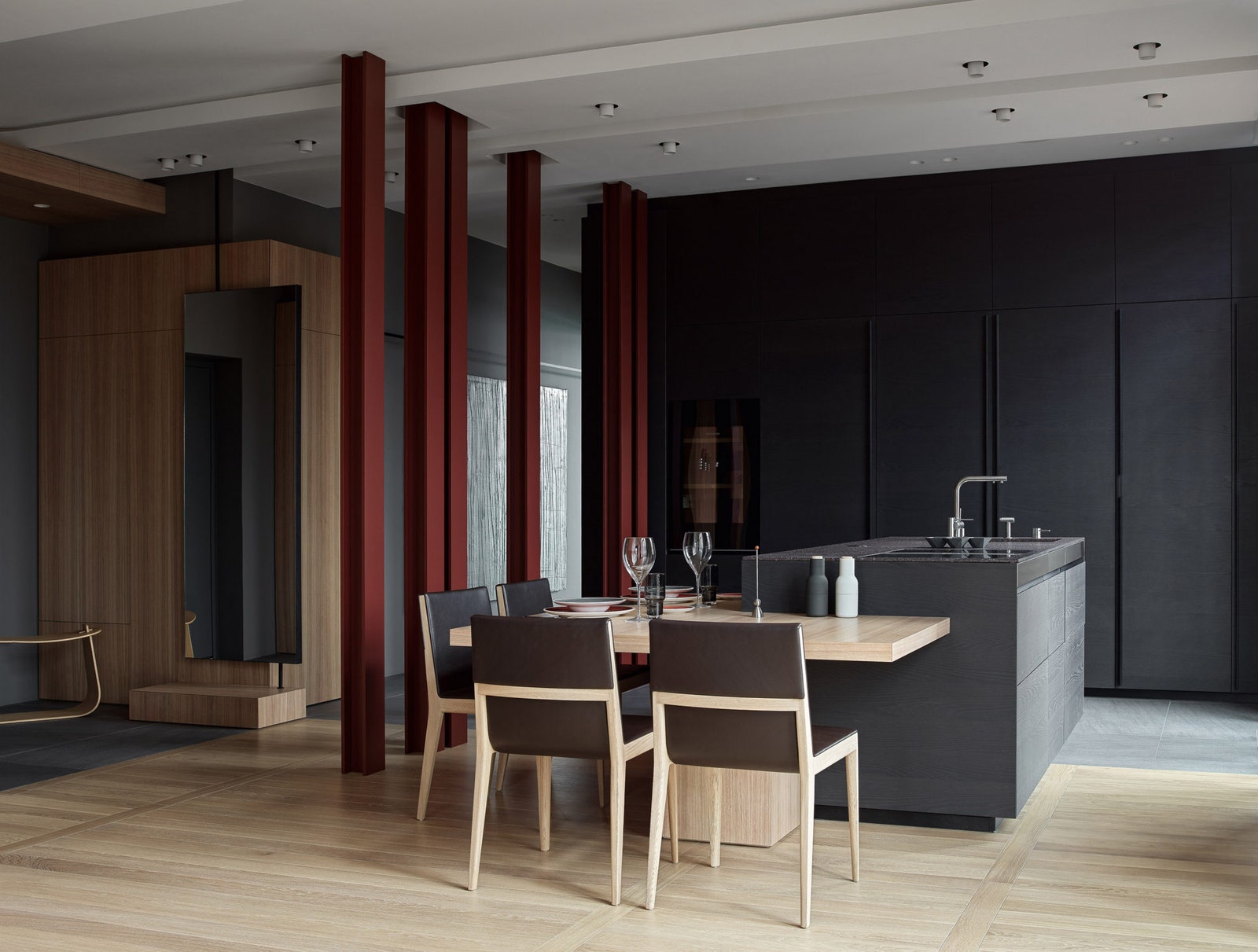 Квартира по проекту NIDO Interiors. Общий план кухни и прихожей. Разделяющие их колонны сделаны на заказ. Зеркало...