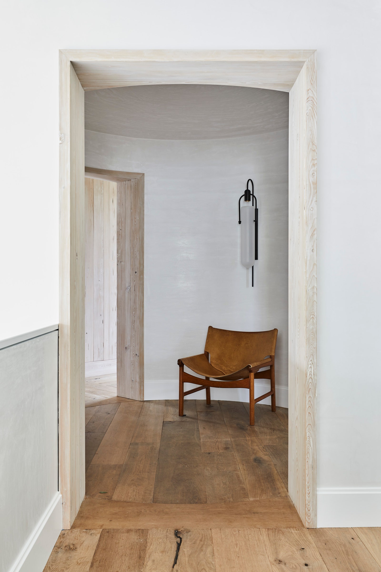 В коридоре антикварное кресло датского дизайнера Иллума Виккельсё и бра Arc Well Sconce Allied Maker.